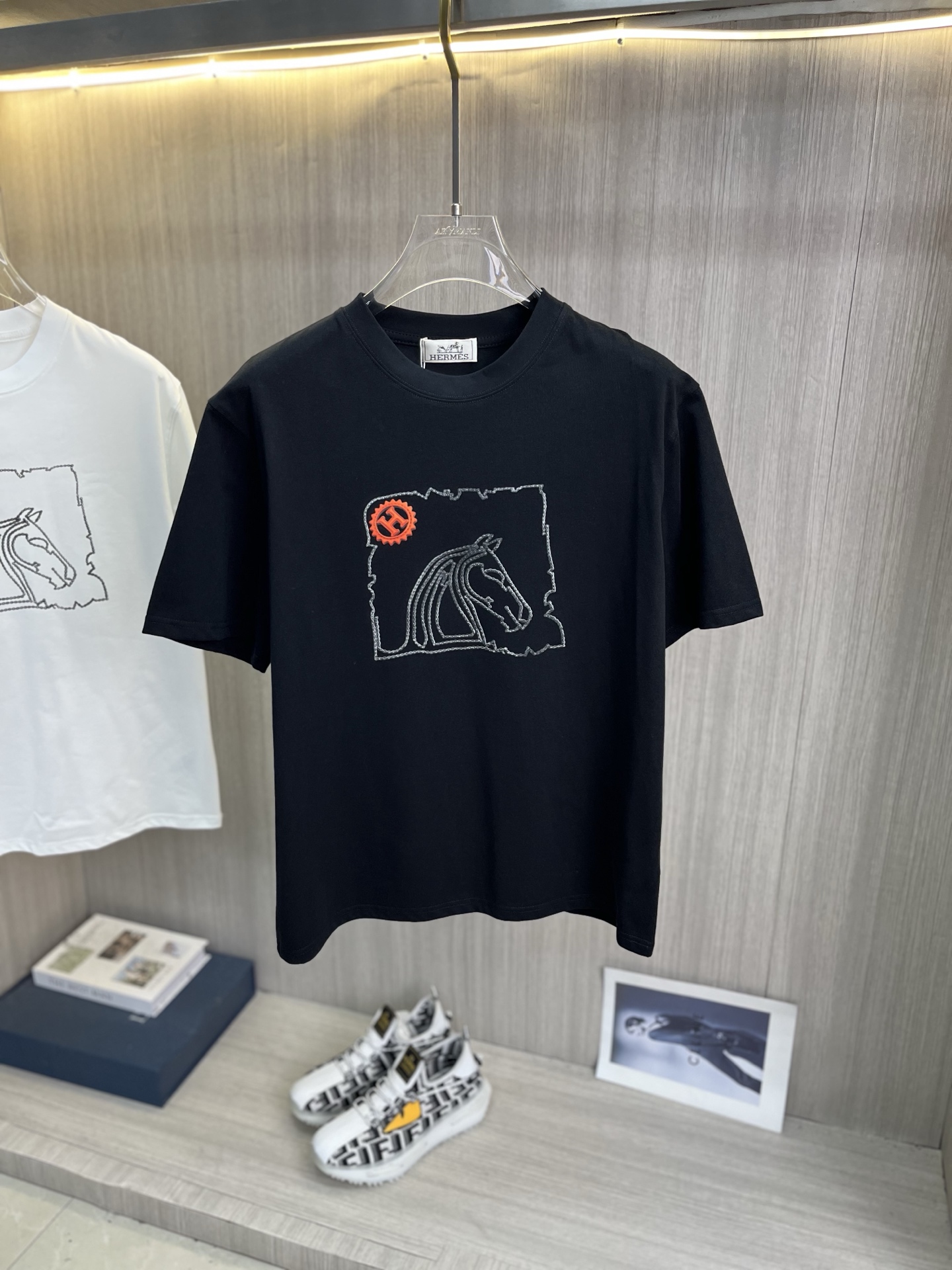 NO:837407,HERMES 2026ss latest short-sleeved T-shirt for spring and summer is now available!  !  2026 new T-shirt, high-version special fabric, high weight (260g) pure cotton fabric, comfortable yet wide upper body, embroidery technology, digital printing, flocking technology, same style for men and women, loose fit, fine workmanship, comfortable upper body, super handsome upper body, same style for men and women, M-3XL (slightly wider version),, hermes, hermes, T-shirt, tees, t-shirt,19860909HERMES爱马仕 2026ss春夏最新款短袖T恤出货啦！！ 2026新款T恤 高版本专用面料 高克重（260g）纯棉面料 上身舒适不失挺阔 刺绣工艺、数字印花、植绒工艺,男女同款 宽松版型 做工走线精细 面料上身舒适 超帅上身 男女同款M-3XL（版型微阔）,,hermes,hermes,T-shirt,tees，t-shirt,,Men's clothing