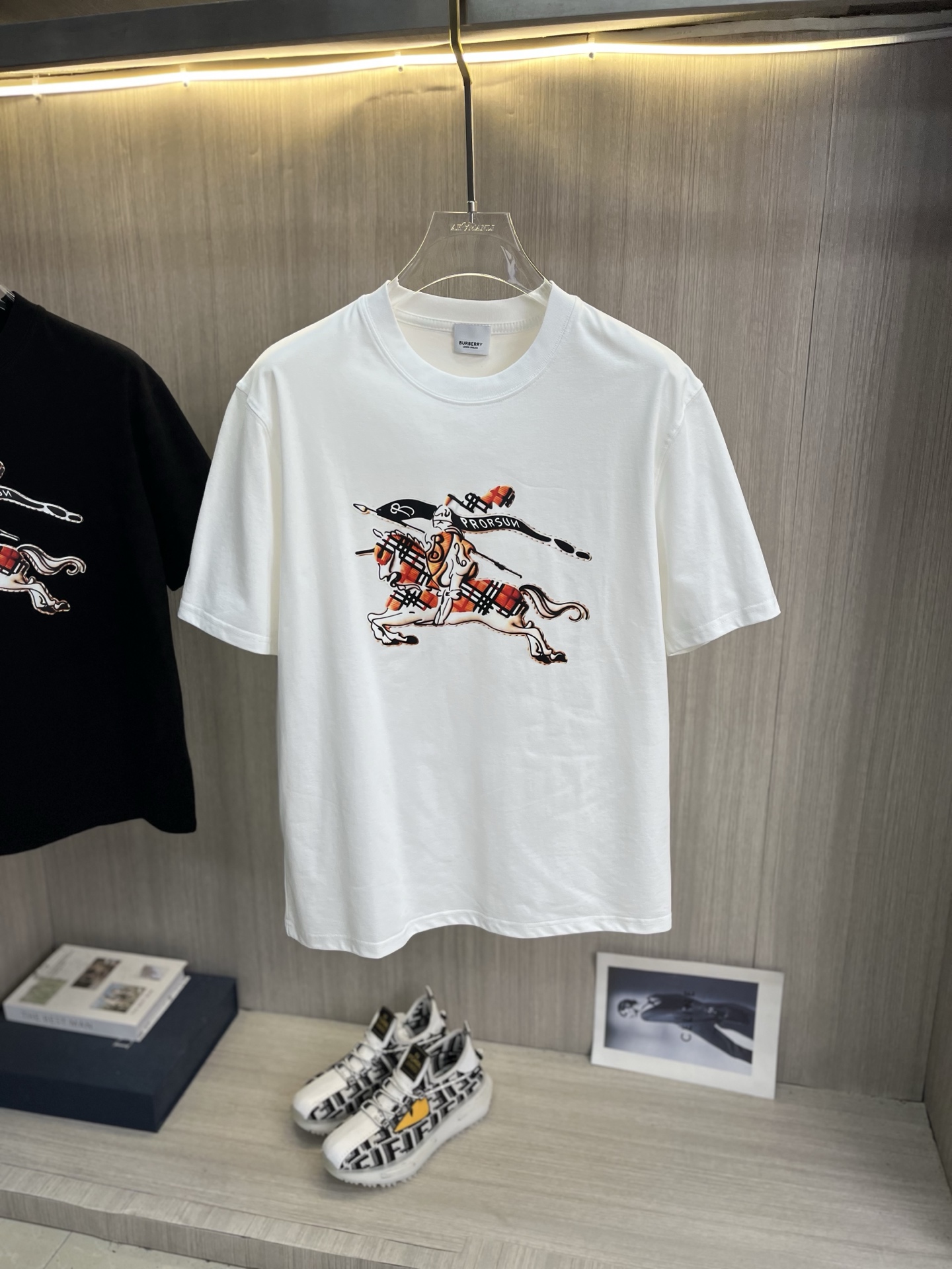 NO:837413,BURBERRY's latest 2026ss spring and summer short-sleeved T-shirts are now available!  !  2026 new T-shirt, high version special fabric, high weight (260g) pure cotton fabric, comfortable yet wide upper body, embroidery technology, digital printing, flocking technology, same style for men and women, loose fit, fine workmanship, comfortable upper body, super handsome upper body, same style for men and women, M-3XL (slightly wider version),, burberry, burberry, T-shirt, tees, t-shirt,19860909BURBERRY巴宝莉 2026ss春夏最新款短袖T恤出货啦！！ 2026新款T恤 高版本专用面料 高克重（260g）纯棉面料 上身舒适不失挺阔 刺绣工艺、数字印花、植绒工艺,男女同款 宽松版型 做工走线精细 面料上身舒适 超帅上身 男女同款M-3XL（版型微阔）,,burberry,burberry,T-shirt,tees，t-shirt,,Men's clothing