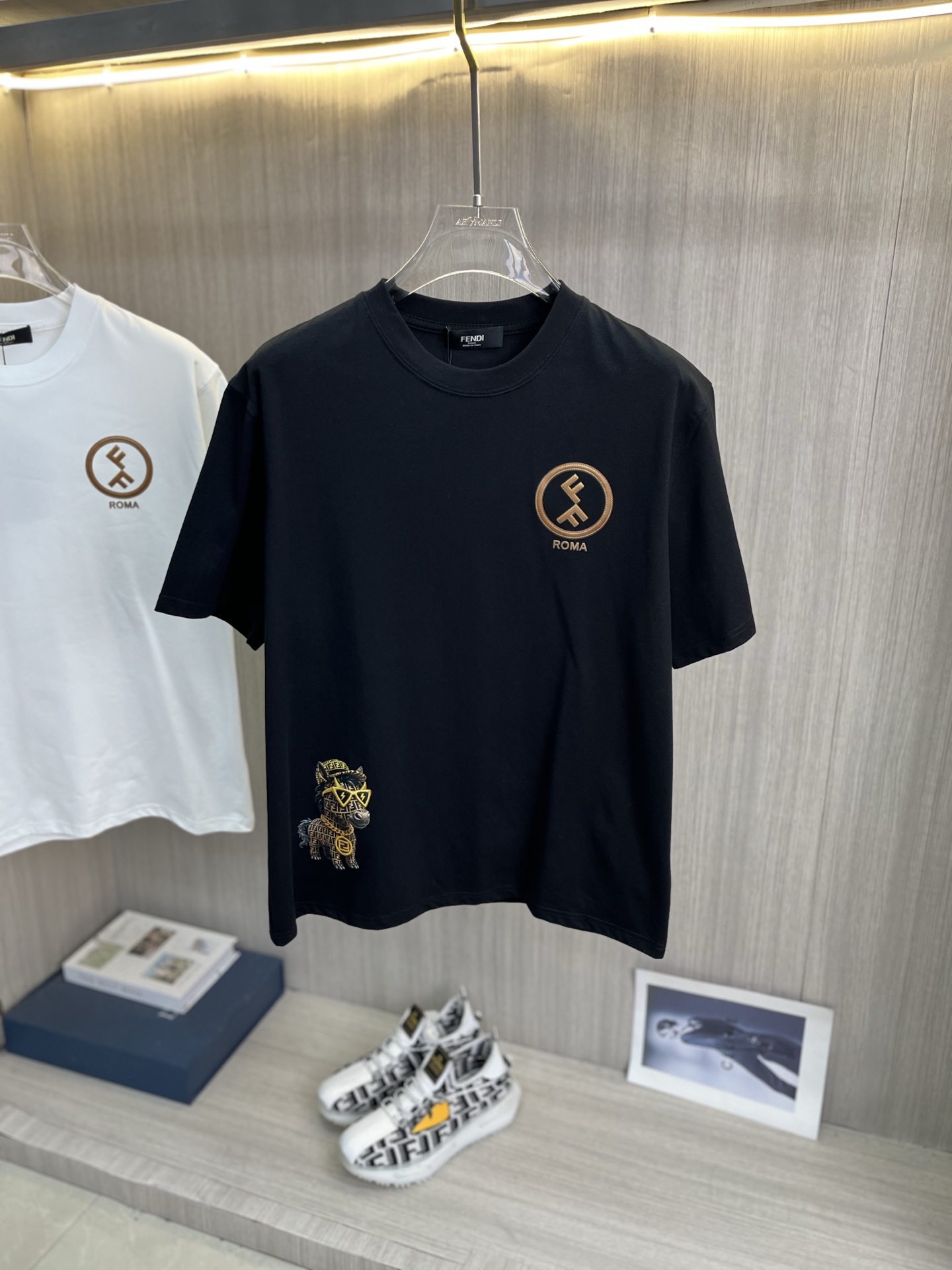 NO:837419,FENDI Fendi's latest 2026ss spring and summer short-sleeved T-shirt is now available!  !  2026 new T-shirt, high version special fabric, high weight (260g) pure cotton fabric, comfortable yet wide upper body, embroidery technology, digital printing, flocking technology, same style for men and women, loose version, fine workmanship, comfortable upper body, super handsome upper body, same style for men and women, M-3XL (slightly wider version),,fendi,fendi,T-shirt,tees,t-shirt,19860909FENDI芬迪 2026ss春夏最新款短袖T恤出货啦！！ 2026新款T恤 高版本专用面料 高克重（260g）纯棉面料 上身舒适不失挺阔 刺绣工艺、数字印花、植绒工艺,男女同款 宽松版型 做工走线精细 面料上身舒适 超帅上身 男女同款M-3XL（版型微阔）,,fendi,fendi,T-shirt,tees，t-shirt,,Men's clothing