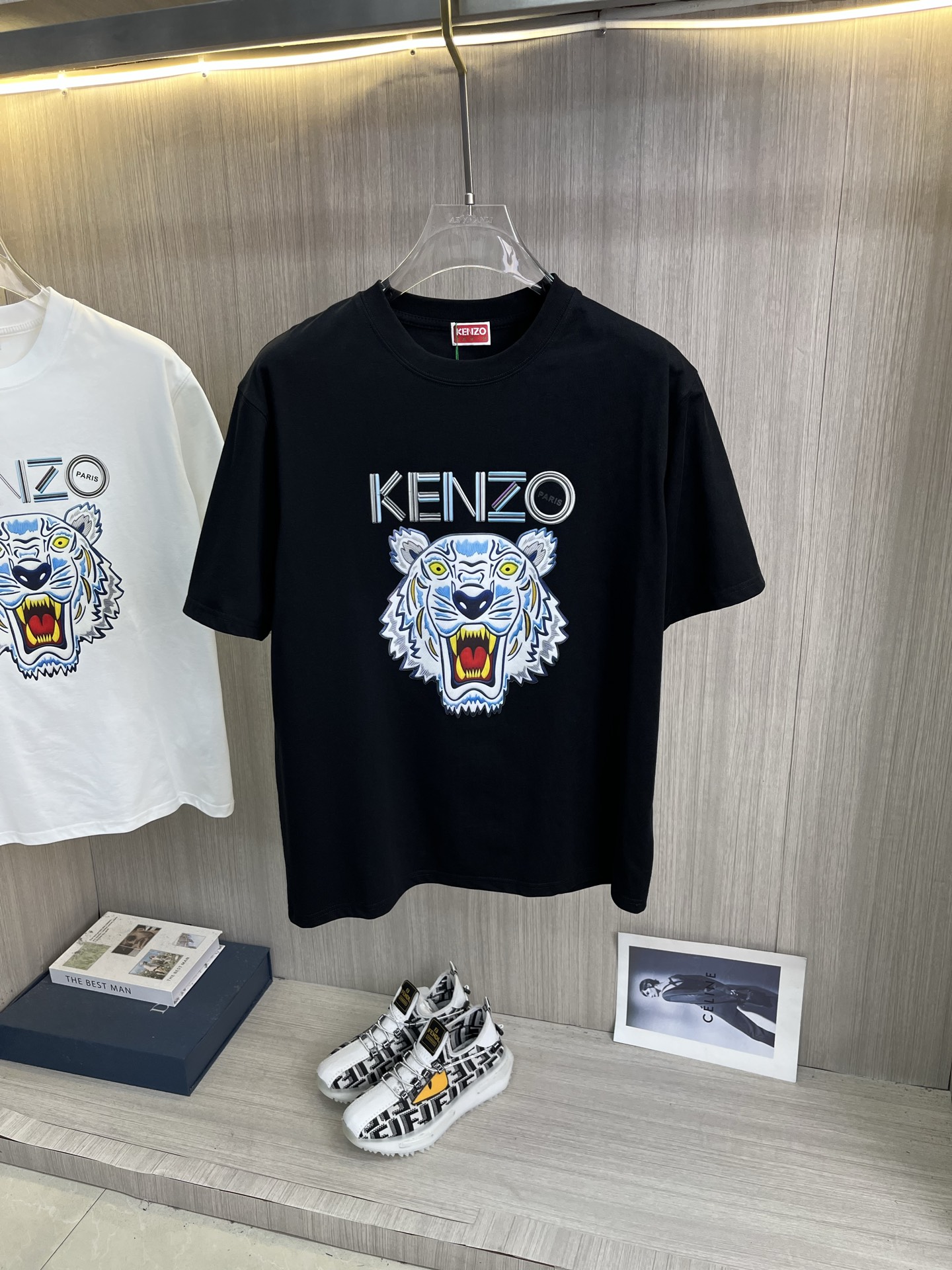 NO:837425,KENZO Kenzo's latest 2026ss spring and summer short-sleeved T-shirt is now available!  !  2026 new T-shirt, high version special fabric, high weight (260g) pure cotton fabric, comfortable yet wide upper body, embroidery technology, digital printing, flocking technology, same style for men and women, loose version, fine workmanship, comfortable upper body, super handsome upper body, same style for men and women, M-3XL (slightly wider version),, T-shirt, tees, t-shirt,19860909KENZO高田贤三 2026ss春夏最新款短袖T恤出货啦！！ 2026新款T恤 高版本专用面料 高克重（260g）纯棉面料 上身舒适不失挺阔 刺绣工艺、数字印花、植绒工艺,男女同款 宽松版型 做工走线精细 面料上身舒适 超帅上身 男女同款M-3XL（版型微阔）,,T-shirt,tees，t-shirt,,Men's clothing