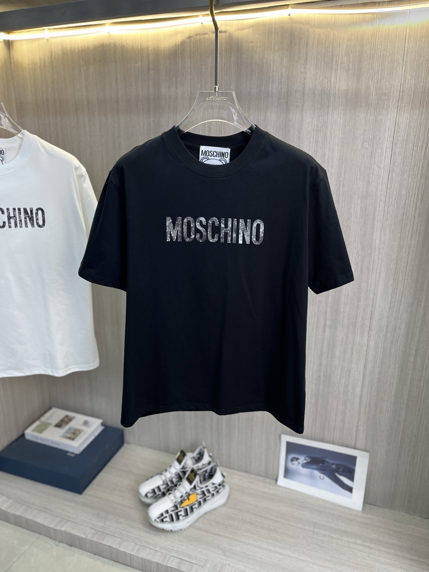 NO:837431,MOSCHINO Moschino's latest 2026ss spring and summer short-sleeved T-shirt is now available!  !  2026 new T-shirt, high version special fabric, high weight (260g) pure cotton fabric, comfortable yet wide upper body, embroidery technology, digital printing, flocking technology, same style for men and women, loose version, fine workmanship, comfortable upper body, super handsome upper body, same style for men and women, M-3XL (slightly wider version),, T-shirt, tees, t-shirt,19860909MOSCHINO莫斯奇诺 2026ss春夏最新款短袖T恤出货啦！！ 2026新款T恤 高版本专用面料 高克重（260g）纯棉面料 上身舒适不失挺阔 刺绣工艺、数字印花、植绒工艺,男女同款 宽松版型 做工走线精细 面料上身舒适 超帅上身 男女同款M-3XL（版型微阔）,,T-shirt,tees，t-shirt,,Men's clothing