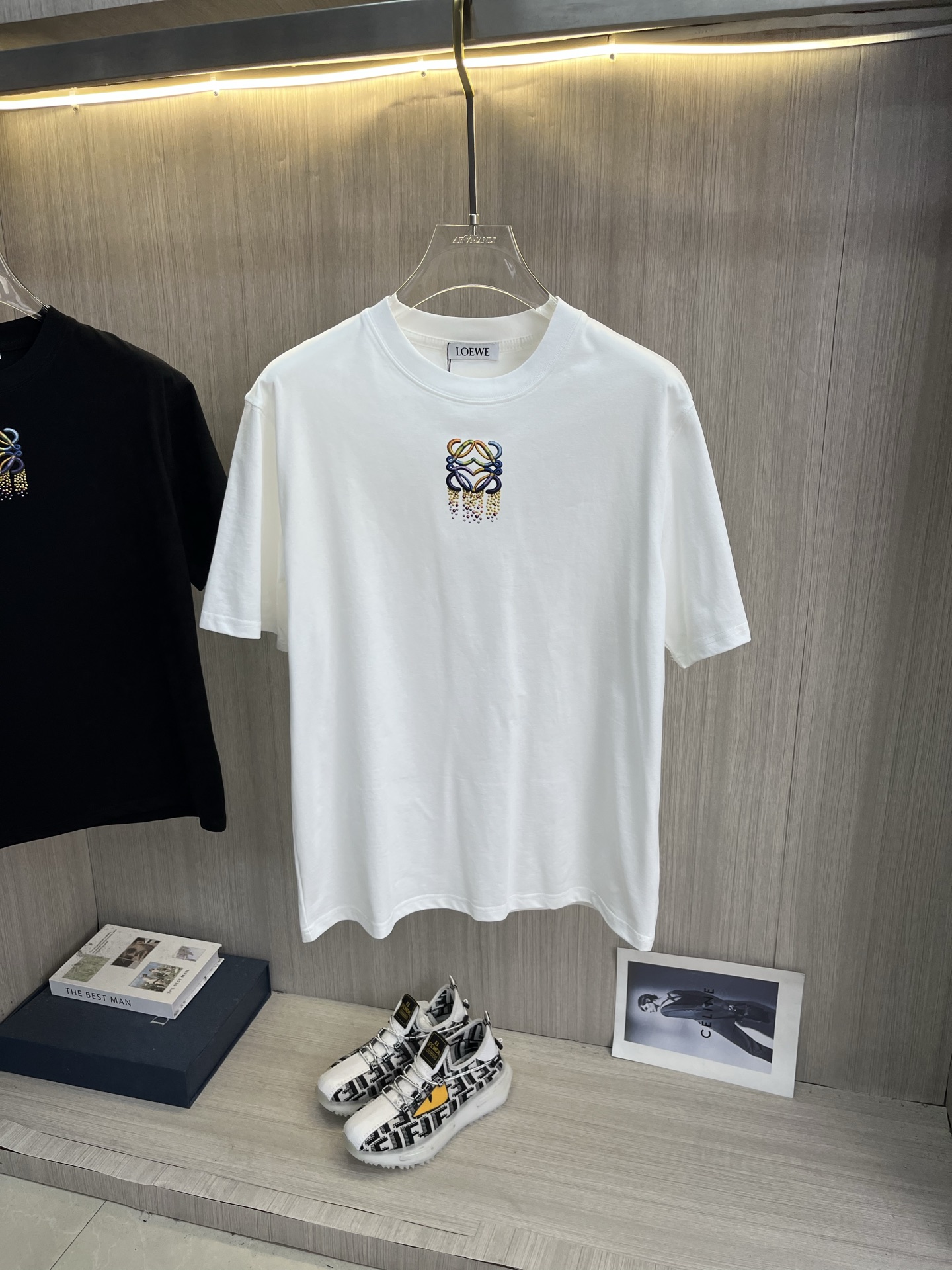 NO:837380,LOEWE's latest 2026ss spring and summer short-sleeved T-shirt is now available!  !  2026 new T-shirt, high version special fabric, high weight (260g) pure cotton fabric, comfortable yet wide upper body, embroidery technology, digital printing, flocking technology, same style for men and women, loose fit, fine workmanship, comfortable upper body, super handsome upper body, same style for men and women, M-3XL (slightly wider version),,loewe,loewe,T-shirt,tees,t-shirt,19860909LOEWE罗意威 2026ss春夏最新款短袖T恤出货啦！！ 2026新款T恤 高版本专用面料 高克重（260g）纯棉面料 上身舒适不失挺阔 刺绣工艺、数字印花、植绒工艺,男女同款 宽松版型 做工走线精细 面料上身舒适 超帅上身 男女同款M-3XL（版型微阔）,,loewe,loewe,T-shirt,tees，t-shirt,,Men's clothing
