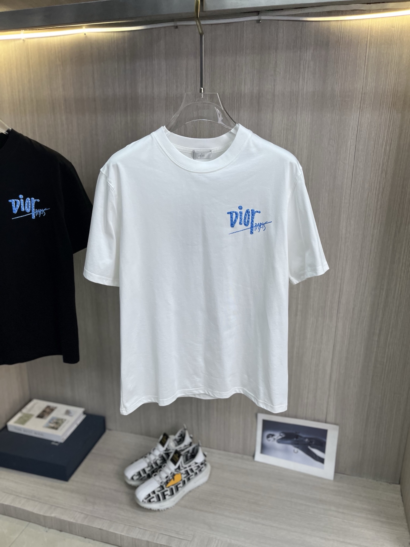 NO:837384,DIOR Dior's latest 2026ss spring and summer short-sleeved T-shirt is now available!  !  2026 new T-shirt, high-version special fabric, high weight (260g) pure cotton fabric, comfortable yet wide upper body, embroidery technology, digital printing, flocking technology, same style for men and women, loose fit, fine workmanship, comfortable upper body, super handsome upper body, same style for men and women, M-3XL (slightly wider version),, dior, dior, T-shirt, tees, t-shirt,19860909DIOR迪奥 2026ss春夏最新款短袖T恤出货啦！！ 2026新款T恤 高版本专用面料 高克重（260g）纯棉面料 上身舒适不失挺阔 刺绣工艺、数字印花、植绒工艺,男女同款 宽松版型 做工走线精细 面料上身舒适 超帅上身 男女同款M-3XL（版型微阔）,,dior,dior,T-shirt,tees，t-shirt,,Men's clothing