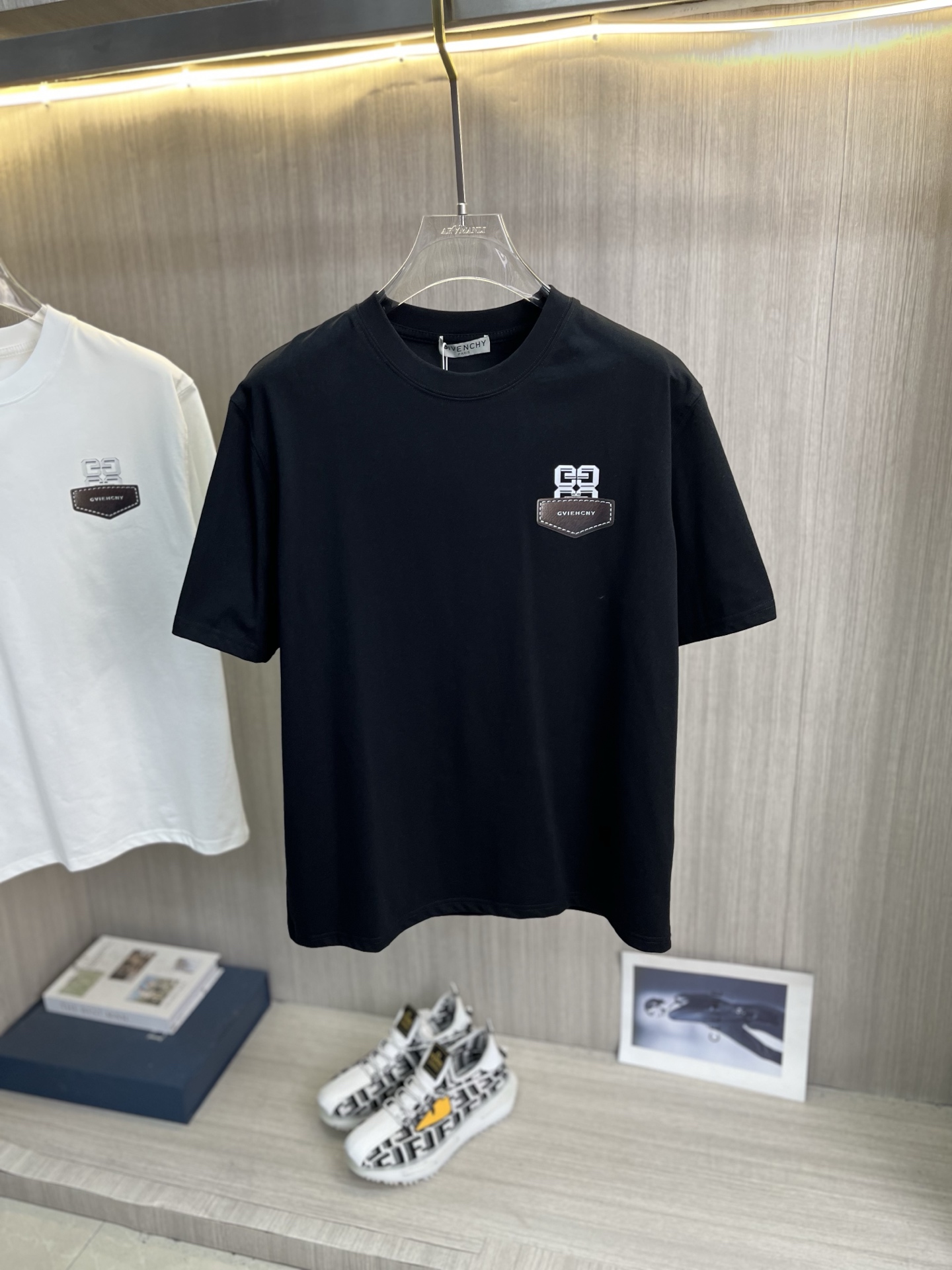 NO:837388,GIVENCHY 2026ss spring and summer latest short-sleeved T-shirt is now available!  !  2026 new T-shirt, high version special fabric, high weight (260g) pure cotton fabric, comfortable yet wide upper body, embroidery technology, digital printing, flocking technology, same style for men and women, loose version, fine workmanship, comfortable upper body, super handsome upper body, same style for men and women, M-3XL (slightly wider version),,givenchy,givenchy,T-shirt,tees,t-shirt,19860909GIVENCHY纪梵希 2026ss春夏最新款短袖T恤出货啦！！ 2026新款T恤 高版本专用面料 高克重（260g）纯棉面料 上身舒适不失挺阔 刺绣工艺、数字印花、植绒工艺,男女同款 宽松版型 做工走线精细 面料上身舒适 超帅上身 男女同款M-3XL（版型微阔）,,givenchy,givenchy,T-shirt,tees，t-shirt,,Men's clothing