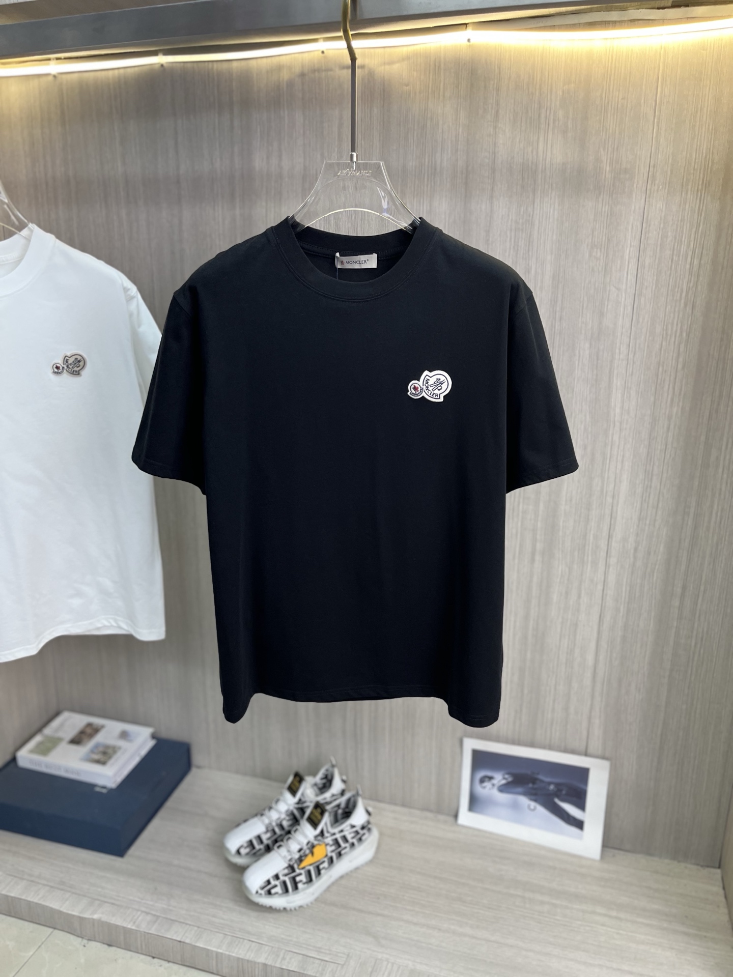 NO:837394,MONCLER's latest 2026ss spring and summer short-sleeved T-shirts are now available!  !  2026 new T-shirt, high version special fabric, high weight (260g) pure cotton fabric, comfortable yet wide upper body, embroidery technology, digital printing, flocking technology, same style for men and women, loose version, fine workmanship, comfortable upper body, super handsome upper body, same style for men and women, M-3XL (slightly wider version),, Moncler, T-shirt, tees, t-shirt,19860909MONCLER蒙口 2026ss春夏最新款短袖T恤出货啦！！ 2026新款T恤 高版本专用面料 高克重（260g）纯棉面料 上身舒适不失挺阔 刺绣工艺、数字印花、植绒工艺,男女同款 宽松版型 做工走线精细 面料上身舒适 超帅上身 男女同款M-3XL（版型微阔）,,Moncler,T-shirt,tees，t-shirt,,Men's clothing