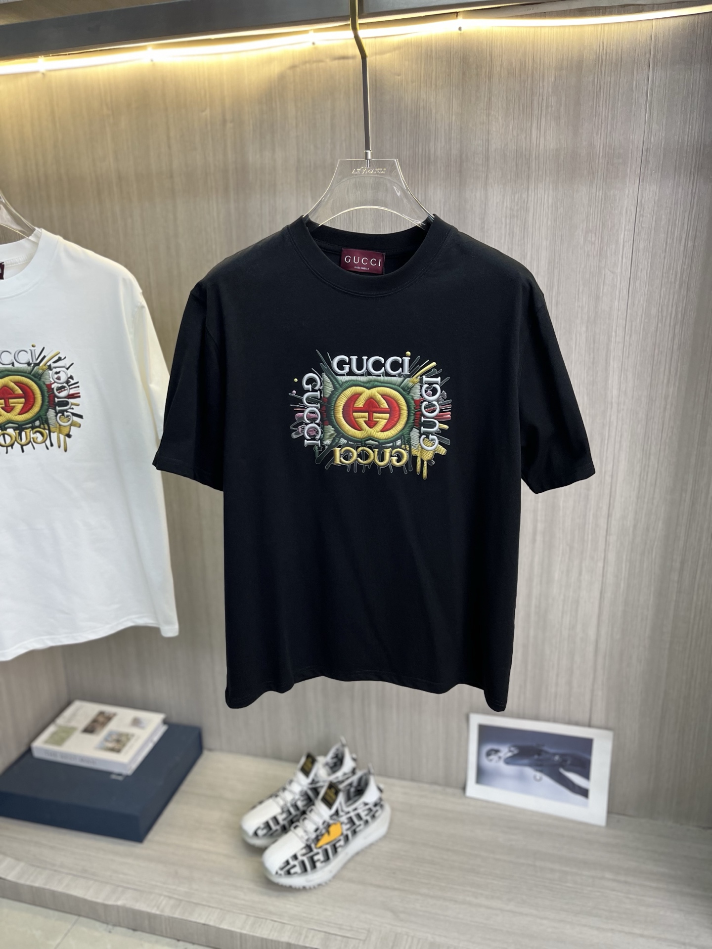 NO:837399,GUCCI Gucci's latest 2026ss spring and summer short-sleeved T-shirt is now available!  !  2026 new T-shirt, high version special fabric, high weight (260g) pure cotton fabric, comfortable yet wide upper body, embroidery technology, digital printing, flocking technology, same style for men and women, loose version, fine workmanship, comfortable fabric upper body, super handsome upper body, same style for men and women, M-3XL (slightly wider version),, gucci, T-shirt, tees, t-shirt,19860909GUCCI古奇 2026ss春夏最新款短袖T恤出货啦！！ 2026新款T恤 高版本专用面料 高克重（260g）纯棉面料 上身舒适不失挺阔 刺绣工艺、数字印花、植绒工艺,男女同款 宽松版型 做工走线精细 面料上身舒适 超帅上身 男女同款M-3XL（版型微阔）,,gucci,T-shirt,tees，t-shirt,,Men's clothing