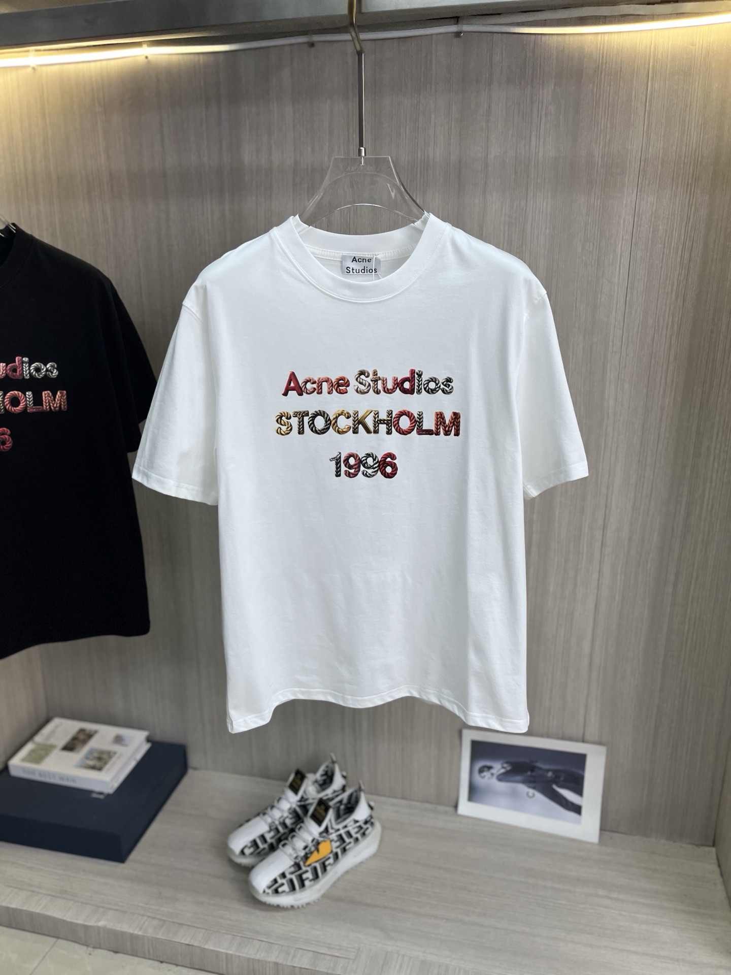 NO:837405,Acne Studios 2026ss spring and summer latest short-sleeved T-shirt is now available!  !  2026 new T-shirt, high version special fabric, high weight (260g) pure cotton fabric, comfortable yet wide upper body, embroidery technology, digital printing, flocking technology, same style for men and women, loose fit, fine workmanship, comfortable upper body, super handsome upper body, same style for men and women, M-3XL (slightly wider version),,acne studios,dior,T-shirt,tees,t-shirt,19860909Acne Studios 2026ss春夏最新款短袖T恤出货啦！！ 2026新款T恤 高版本专用面料 高克重（260g）纯棉面料 上身舒适不失挺阔 刺绣工艺、数字印花、植绒工艺,男女同款 宽松版型 做工走线精细 面料上身舒适 超帅上身 男女同款M-3XL（版型微阔）,,acne studios,dior,T-shirt,tees，t-shirt,,Men's clothing