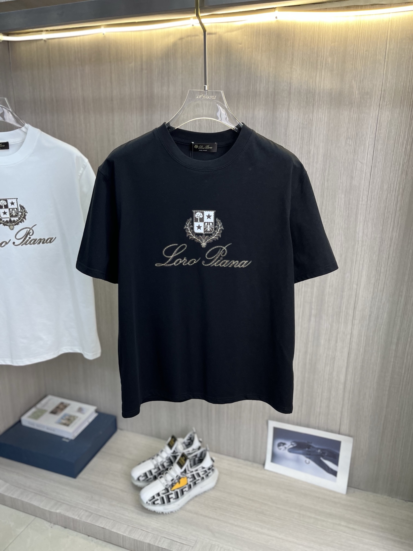 NO:837411,LP Nuoyoupanya's latest 2026ss spring and summer short-sleeved T-shirt is now available!  !  2026 new T-shirt, high-version special fabric, high weight (260g) pure cotton fabric, comfortable yet wide upper body, embroidery technology, digital printing, flocking technology, same style for men and women, loose version, fine workmanship, comfortable upper body, super handsome upper body, same style for men and women, M-3XL (slightly wider version), loro piana, T-shirt, tees, t-shirt,19860909LP诺悠翩雅 2026ss春夏最新款短袖T恤出货啦！！ 2026新款T恤 高版本专用面料 高克重（260g）纯棉面料 上身舒适不失挺阔 刺绣工艺、数字印花、植绒工艺,男女同款 宽松版型 做工走线精细 面料上身舒适 超帅上身 男女同款M-3XL（版型微阔）,,loro piana,T-shirt,tees，t-shirt,,Men's clothing