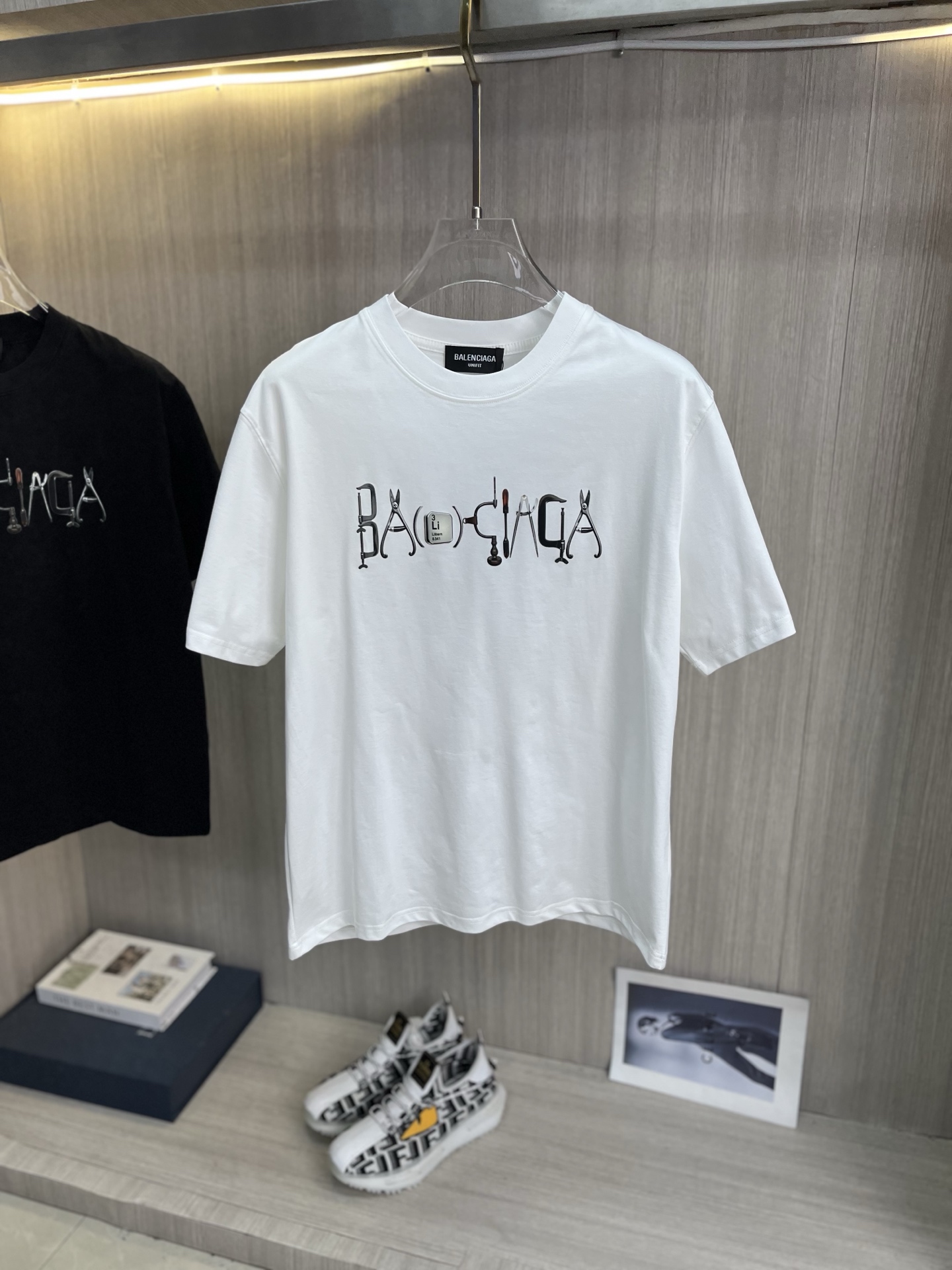 NO:837417,BALENCIAGA Balenciaga's latest 2026ss spring and summer short-sleeved T-shirt is now available!  !  2026 new T-shirt, high version special fabric, high weight (260g) pure cotton fabric, comfortable yet wide upper body, embroidery technology, digital printing, flocking technology, same style for men and women, loose fit, fine workmanship, comfortable upper body, super handsome upper body, same style for men and women, M-3XL (slightly wider version),,balenciaga,balenciaga,T-shirt,tees,t-shirt,19860909BALENCIAGA巴黎世家 2026ss春夏最新款短袖T恤出货啦！！ 2026新款T恤 高版本专用面料 高克重（260g）纯棉面料 上身舒适不失挺阔 刺绣工艺、数字印花、植绒工艺,男女同款 宽松版型 做工走线精细 面料上身舒适 超帅上身 男女同款M-3XL（版型微阔）,,balenciaga,balenciaga,T-shirt,tees，t-shirt,,Men's clothing