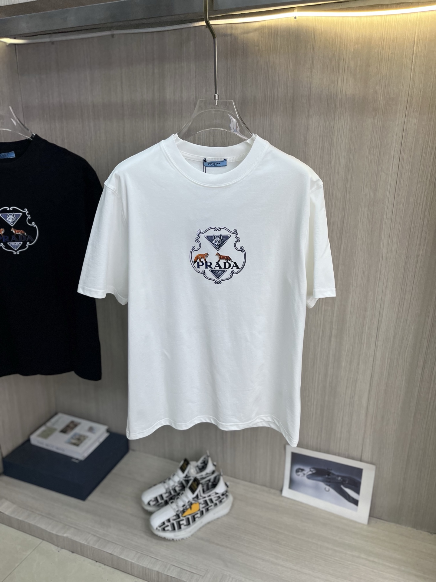 NO:837423,PRADA Prada's latest 2026ss spring and summer short-sleeved T-shirt is now available!  !  2026 new T-shirt, high version special fabric, high weight (260g) pure cotton fabric, comfortable yet wide upper body, embroidery technology, digital printing, flocking technology, same style for men and women, loose version, fine workmanship, comfortable upper body, super handsome upper body, same style for men and women, M-3XL (slightly wider version),, prada, prada, T-shirt, tees, t-shirt,19860909PRADA普拉达 2026ss春夏最新款短袖T恤出货啦！！ 2026新款T恤 高版本专用面料 高克重（260g）纯棉面料 上身舒适不失挺阔 刺绣工艺、数字印花、植绒工艺,男女同款 宽松版型 做工走线精细 面料上身舒适 超帅上身 男女同款M-3XL（版型微阔）,,prada,prada,T-shirt,tees，t-shirt,,Men's clothing