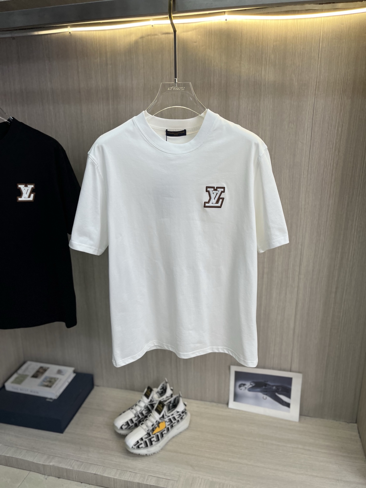 NO:837429,LV Louis Vuitton's latest 2026ss spring and summer short-sleeved T-shirts are now available!  !  2026 new T-shirt, high version special fabric, high weight (260g) pure cotton fabric, comfortable yet wide upper body, embroidery technology, digital printing, flocking technology, same style for men and women, loose version, fine workmanship, comfortable upper body, super handsome upper body, same style for men and women, M-3XL (slightly wider version),, louis vuitton, louis vuitton, T-shirt, tees, t-shirt,19860909LV路易威登 2026ss春夏最新款短袖T恤出货啦！！ 2026新款T恤 高版本专用面料 高克重（260g）纯棉面料 上身舒适不失挺阔 刺绣工艺、数字印花、植绒工艺,男女同款 宽松版型 做工走线精细 面料上身舒适 超帅上身 男女同款M-3XL（版型微阔）,,louis vuitton,louis vuitton,T-shirt,tees，t-shirt,,Men's clothing