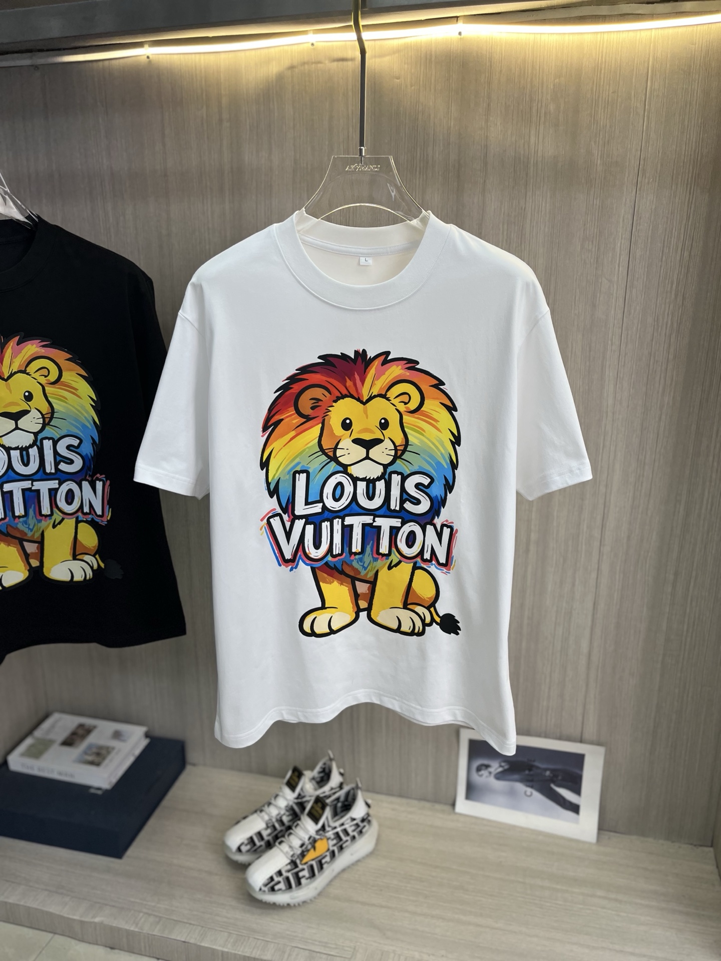 NO:936561,LV Louis Vuitton 2026ss spring and summer high-quality pure cotton short-sleeved T-shirt, top original order quality, the latest technology requirements, top orders require sewing work, super easy to match, top customization, matching the whole piece details, quality and tailoring design are first-class, customized imported pure cotton fabric!  Full of style, the color is light and versatile. M-4XL, please state your height and weight when placing an order, louis vuitton, louis vuitton, T-shirt, tees, t-shirt,19860909LV路易威登 2026ss春夏高品质纯棉短袖T恤,顶级原单品质,当下最新工艺要求,顶级订单要求车线做工,超级好搭配,顶级定制,搭配整件细节 ,品质及剪裁设计都堪称一流,定制进口纯棉面料！型格十足,配色轻熟百搭.M-4XL,下单报身高体重,,louis vuitton,louis vuitton,T-shirt,tees，t-shirt,,Men's clothing
