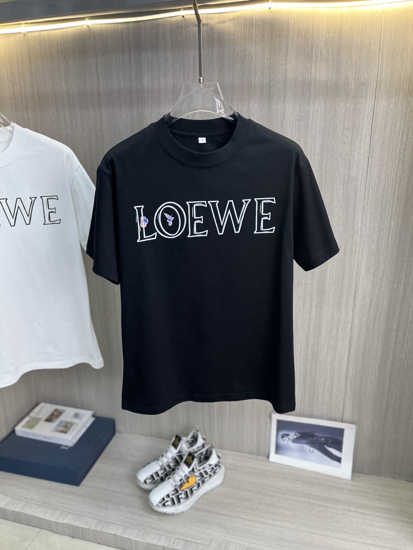 NO:936564,LOEWE Luo Yiwei 2026ss spring and summer high-quality pure cotton short-sleeved T-shirt, top original order quality, the latest process requirements, top orders require sewing work, super easy to match, top customization, with the whole details, the quality and tailoring design are first-class, customized imported pure cotton fabric!  Full of style, the color is light and versatile. M-4XL, please state your height and weight when placing an order, loewe, loewe, T-shirt, tees, t-shirt,19860909LOEWE罗意威 2026ss春夏高品质纯棉短袖T恤,顶级原单品质,当下最新工艺要求,顶级订单要求车线做工,超级好搭配,顶级定制,搭配整件细节 ,品质及剪裁设计都堪称一流,定制进口纯棉面料！型格十足,配色轻熟百搭.M-4XL,下单报身高体重,,loewe,loewe,T-shirt,tees，t-shirt,,Men's clothing