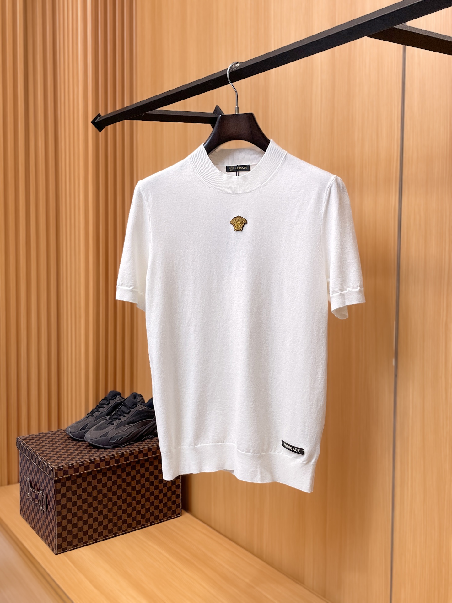NO:906666,VERSACE Versace 2026 spring and summer small middle collar sweater 'breathable but not stuffy' true [old money style] highly breathable Tencel fabric, comfortable and not stuffy to wear in summer, crisp and stylish, small logo and heavy craftsmanship, simple but not simple, high-end Tencel wool sweater short sleeves, pure color and simple, fashionable but luxurious, quality is beyond doubt  The upper body effect is great, sizes M-4XL, next day shipping, versace, versace, T-shirt,19860909VERSACE范思哲 2026春夏款小中领针织衫《透气不闷热》真正【老钱风】甄选高度透气天丝面料,夏季穿着舒服不闷热,版型挺括有型,小logo重工艺搭配简约不简单,高端级天丝羊毛衫短袖 纯色简约 时尚不失奢华 品质毋庸置疑 上身效果超赞,尺码M-4XL,隔天出货,,versace,versace,T-shirt,,Men's clothing