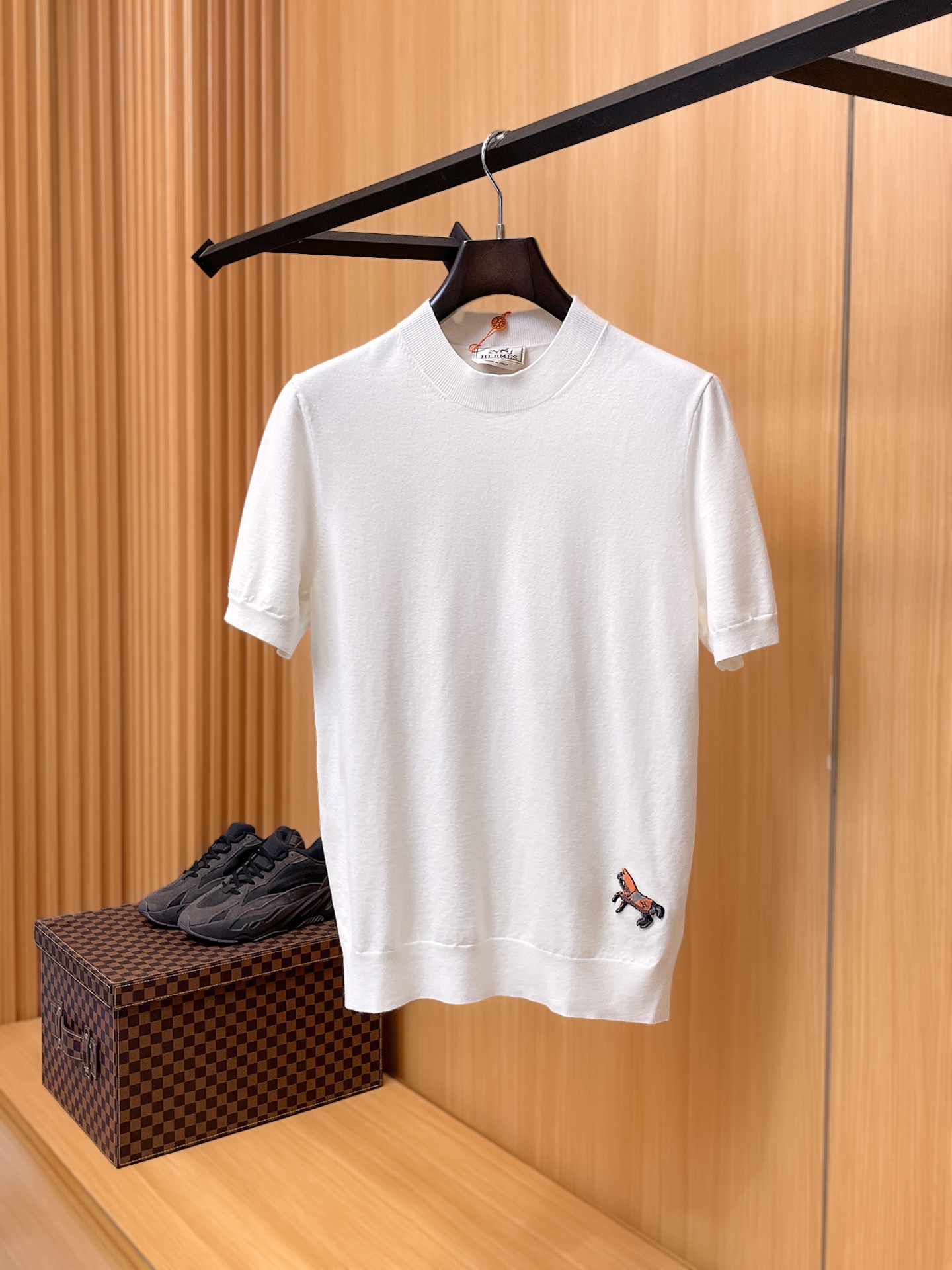 NO:877043,HERMES 2026 Spring and Summer Small Medium Collar Sweater 'Breathable but Not Stuffy' True [Old Money Style] Highly breathable Tencel fabric is selected, comfortable to wear in summer but not stuffy, the version is crisp and stylish, the small logo and heavy craftsmanship are simple but not simple, the high-end Tencel cardigan short sleeves are pure and simple, fashionable yet luxurious, and the quality is beyond doubt  The upper body effect is great, sizes M-4XL, next day shipping, hermes, hermes, T-shirt,19860909HERMES爱马仕 2026春夏款小中领针织衫《透气不闷热》真正【老钱风】甄选高度透气天丝面料,夏季穿着舒服不闷热,版型挺括有型,小logo重工艺搭配简约不简单,高端级天丝羊毛衫短袖 纯色简约 时尚不失奢华 品质毋庸置疑 上身效果超赞,尺码M-4XL,隔天出货,,hermes,hermes,T-shirt,,Men's clothing