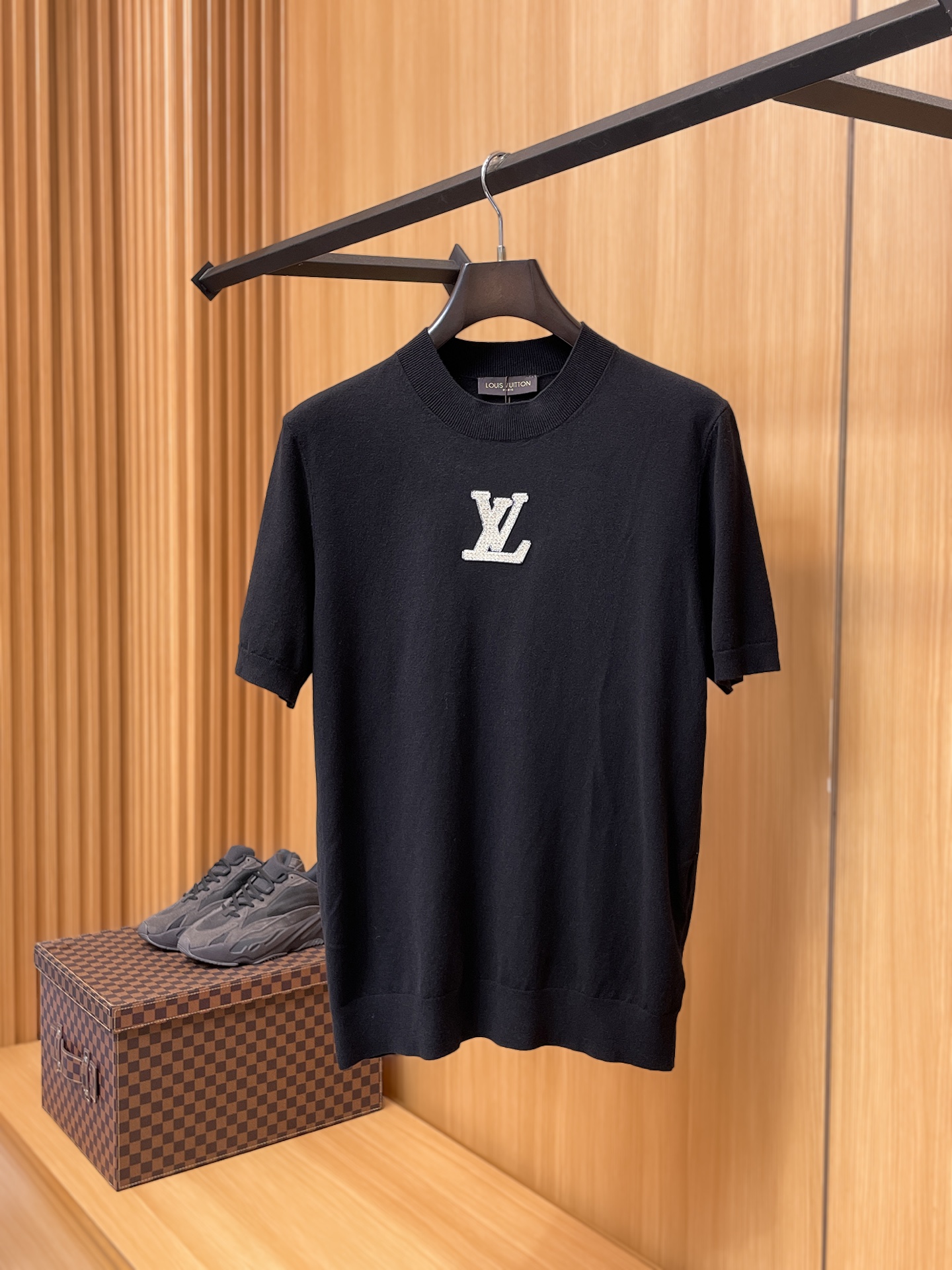 NO:937913,LV Louis Vuitton 2026 spring and summer small mid-collar sweater 'breathable but not stuffy' is a true [old money style] highly breathable Tencel fabric, comfortable and not stuffy to wear in summer, crisp and stylish, small logo and heavy craftsmanship, simple and not simple, high-end Tencel cardigan short-sleeved, pure color and simple, fashionable but luxurious, quality is beyond doubt, the upper body effect is great, size M-4XL, shipped next day, louis  vuitton,louis vuitton,T-shirt,19860909LV路易威登 2026春夏款小中领针织衫《透气不闷热》真正【老钱风】甄选高度透气天丝面料,夏季穿着舒服不闷热,版型挺括有型,小logo重工艺搭配简约不简单,高端级天丝羊毛衫短袖 纯色简约 时尚不失奢华 品质毋庸置疑 上身效果超赞,尺码M-4XL,隔天出货,,louis vuitton,louis vuitton,T-shirt,,Men's clothing