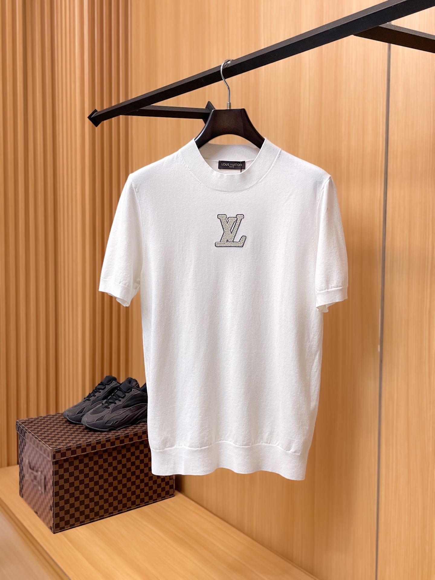 NO:876990,LV Louis Vuitton 2026 spring and summer small mid-collar sweater 'breathable but not stuffy' is a true [old money style] highly breathable Tencel fabric, comfortable and not stuffy to wear in summer, crisp and stylish, small logo and heavy craftsmanship, simple and not simple, high-end Tencel cardigan short-sleeved, pure color and simple, fashionable but luxurious, quality is beyond doubt, the upper body effect is great, size M-4XL, shipped next day, louis  vuitton,louis vuitton,T-shirt,19860909LV路易威登 2026春夏款小中领针织衫《透气不闷热》真正【老钱风】甄选高度透气天丝面料,夏季穿着舒服不闷热,版型挺括有型,小logo重工艺搭配简约不简单,高端级天丝羊毛衫短袖 纯色简约 时尚不失奢华 品质毋庸置疑 上身效果超赞,尺码M-4XL,隔天出货,,louis vuitton,louis vuitton,T-shirt,,Men's clothing