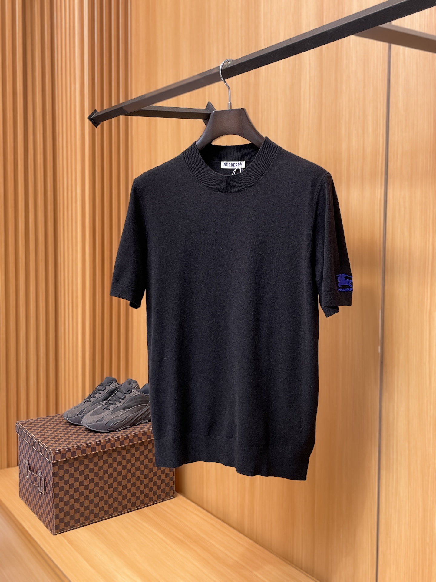 NO:937910,BURBERRY 2026 spring and summer small mid-collar sweater 'breathable but not stuffy' is a true [old money style] highly breathable Tencel fabric, comfortable and not stuffy to wear in summer, crisp and stylish, small logo and heavy craftsmanship, simple but not simple, high-end Tencel wool sweater short sleeves, pure color and simple, fashionable but luxurious, quality is beyond doubt  The upper body effect is great, sizes M-4XL, next day shipping, burberry, burberry, T-shirt,19860909BURBERRY巴宝莉 2026春夏款小中领针织衫《透气不闷热》真正【老钱风】甄选高度透气天丝面料,夏季穿着舒服不闷热,版型挺括有型,小logo重工艺搭配简约不简单,高端级天丝羊毛衫短袖 纯色简约 时尚不失奢华 品质毋庸置疑 上身效果超赞,尺码M-4XL,隔天出货,,burberry,burberry,T-shirt,,Men's clothing