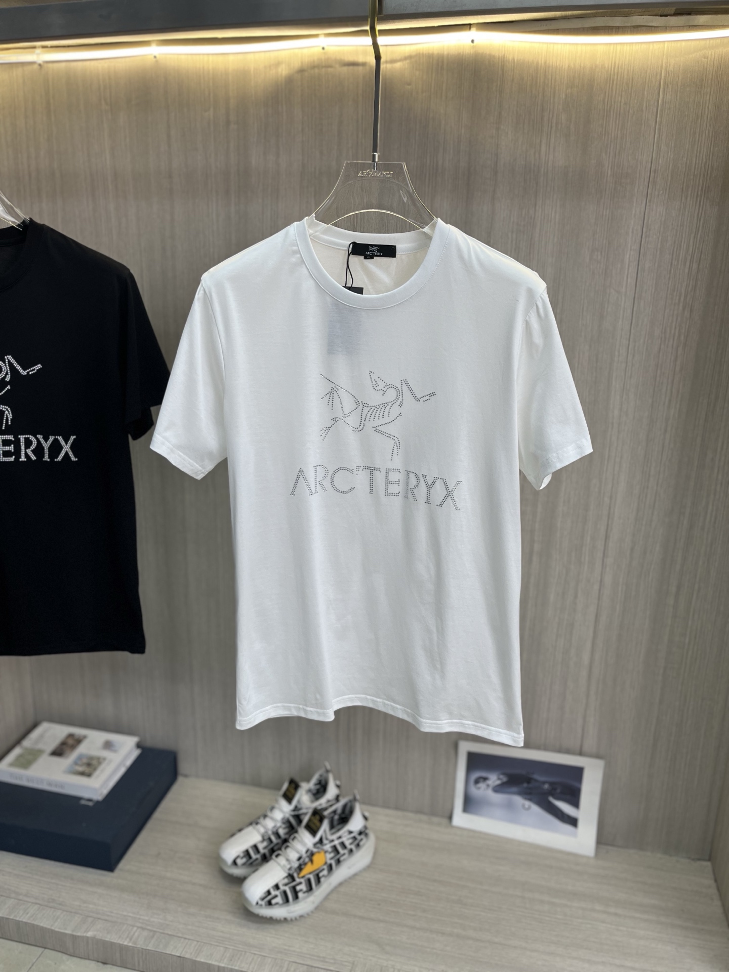 NO:931328,ARCTERYX 2026ss spring and summer latest mercerized fabric short-sleeved T-shirt is now available!  !  2026 new T-shirts. High-end special fabrics. High-end mercerized fabrics. The upper body is comfortable yet wide. Imported hot-drilling technology. Same style for men and women. Loose fit. Fine workmanship. The fabric is comfortable on the upper body. Super handsome upper body. Same style for men and women. Size M-5XL (can wear 220 pounds). Ships next day. arc'teryx, T-shirt, tees, t-shirt,19860909ARCTERYX始祖鸟 2026ss春夏最新款丝光面料短袖T恤出货啦！！ 2026新款T恤 高版本专用面料 高档丝光面料 上身舒适不失挺阔 进口烫钻工艺 男女同款 宽松版型 做工走线精细 面料上身舒适 超帅上身 男女同款,码数M-5XL（可穿220斤）隔天出货,arc'teryx,T-shirt,tees，t-shirt,,Men's clothing