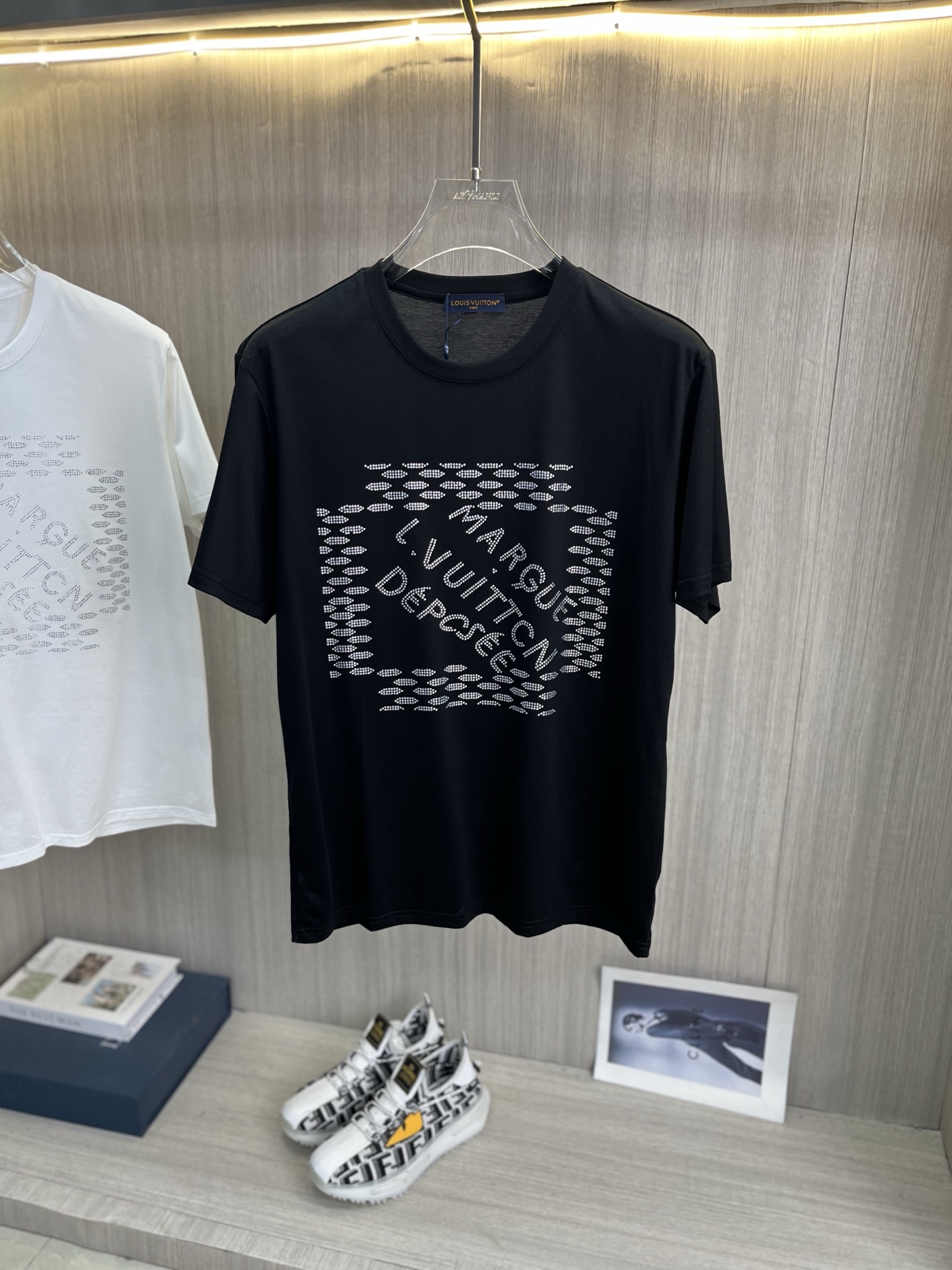 NO:931339,LV Louis Vuitton's latest 2026ss spring and summer mercerized fabric short-sleeved T-shirt is now available!  !  2026 new T-shirts. High-end special fabrics. High-end mercerized fabrics. The upper body is comfortable yet wide. Imported hot-drilling technology. Same style for men and women. Loose fit. Fine workmanship. Comfortable upper body. Super handsome upper body. Same style for men and women. Size M-5XL (can wear 220 pounds). Ships next day. Louis vuitton, louis vuitton, T-shirt, tees, t-shirt,19860909LV路易威登 2026ss春夏最新款丝光面料短袖T恤出货啦！！ 2026新款T恤 高版本专用面料 高档丝光面料 上身舒适不失挺阔 进口烫钻工艺 男女同款 宽松版型 做工走线精细 面料上身舒适 超帅上身 男女同款,码数M-5XL（可穿220斤）隔天出货,,louis vuitton,louis vuitton,T-shirt,tees，t-shirt,,Men's clothing