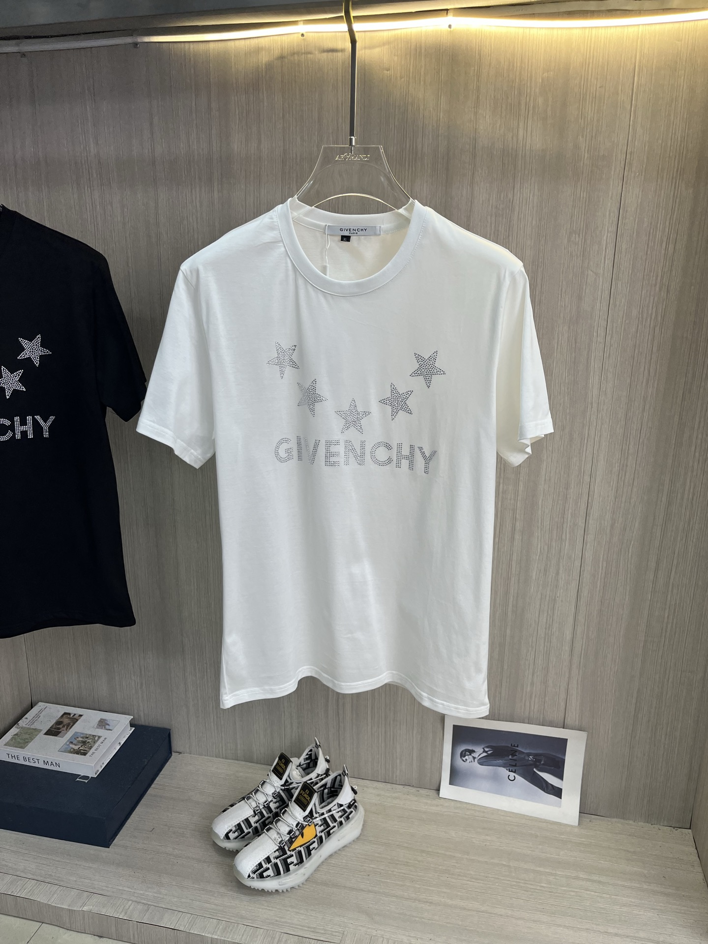 NO:931351,GIVENCHY 2026ss spring and summer latest mercerized fabric short-sleeved T-shirt is now available!  !  2026 new T-shirts. High-end special fabrics. High-end mercerized fabrics. The upper body is comfortable yet wide. Imported hot-drilling technology. Same style for men and women. Loose fit. Fine workmanship. The fabric is comfortable on the upper body. Super handsome upper body. Same style for men and women. Size M-5XL (can wear 220 pounds). Ships next day.,givenchy,givenchy,T-shirt,tees,t-shirt,19860909GIVENCHY纪梵希 2026ss春夏最新款丝光面料短袖T恤出货啦！！ 2026新款T恤 高版本专用面料 高档丝光面料 上身舒适不失挺阔 进口烫钻工艺 男女同款 宽松版型 做工走线精细 面料上身舒适 超帅上身 男女同款,码数M-5XL（可穿220斤）隔天出货,,givenchy,givenchy,T-shirt,tees，t-shirt,,Men's clothing