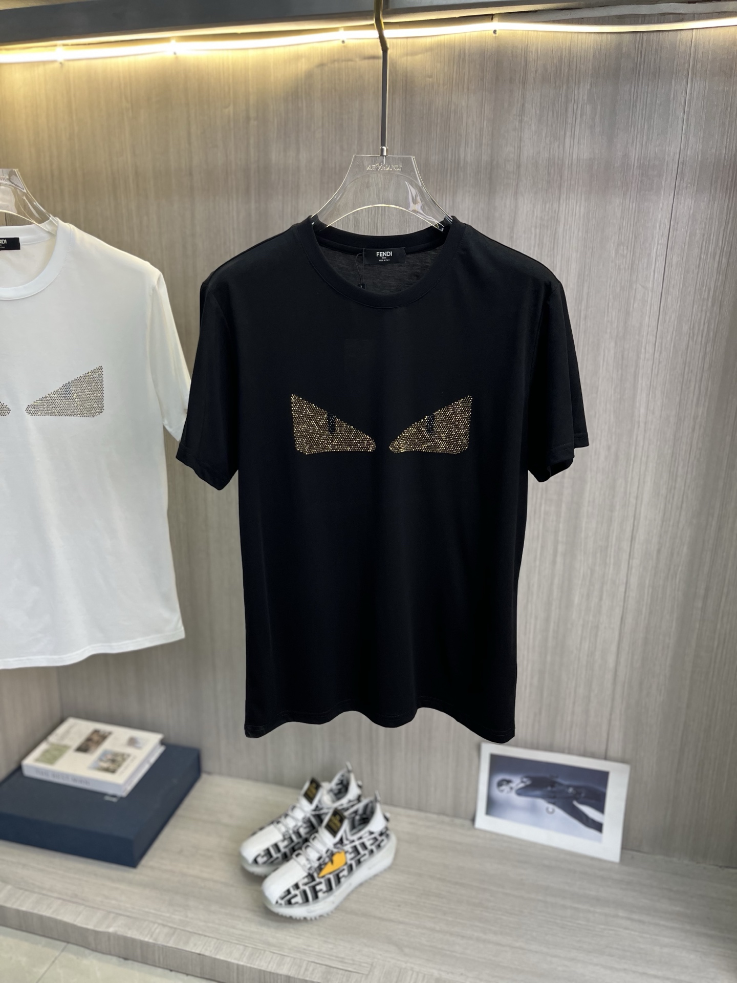NO:931360,FENDI Fendi's latest 2026ss spring and summer mercerized fabric short-sleeved T-shirt is now available!  !  2026 new T-shirts. High-end special fabrics. High-end mercerized fabrics. The upper body is comfortable yet wide. Imported hot-drilling technology. Same style for men and women. Loose fit. Fine workmanship. The fabric is comfortable on the upper body. Super handsome upper body. Same style for men and women. Size M-5XL (can wear 220 pounds). Ships next day. Fendi, fendi, T-shirt, tees, t-shirt,19860909FENDI芬迪 2026ss春夏最新款丝光面料短袖T恤出货啦！！ 2026新款T恤 高版本专用面料 高档丝光面料 上身舒适不失挺阔 进口烫钻工艺 男女同款 宽松版型 做工走线精细 面料上身舒适 超帅上身 男女同款,码数M-5XL（可穿220斤）隔天出货,,fendi,fendi,T-shirt,tees，t-shirt,,Men's clothing