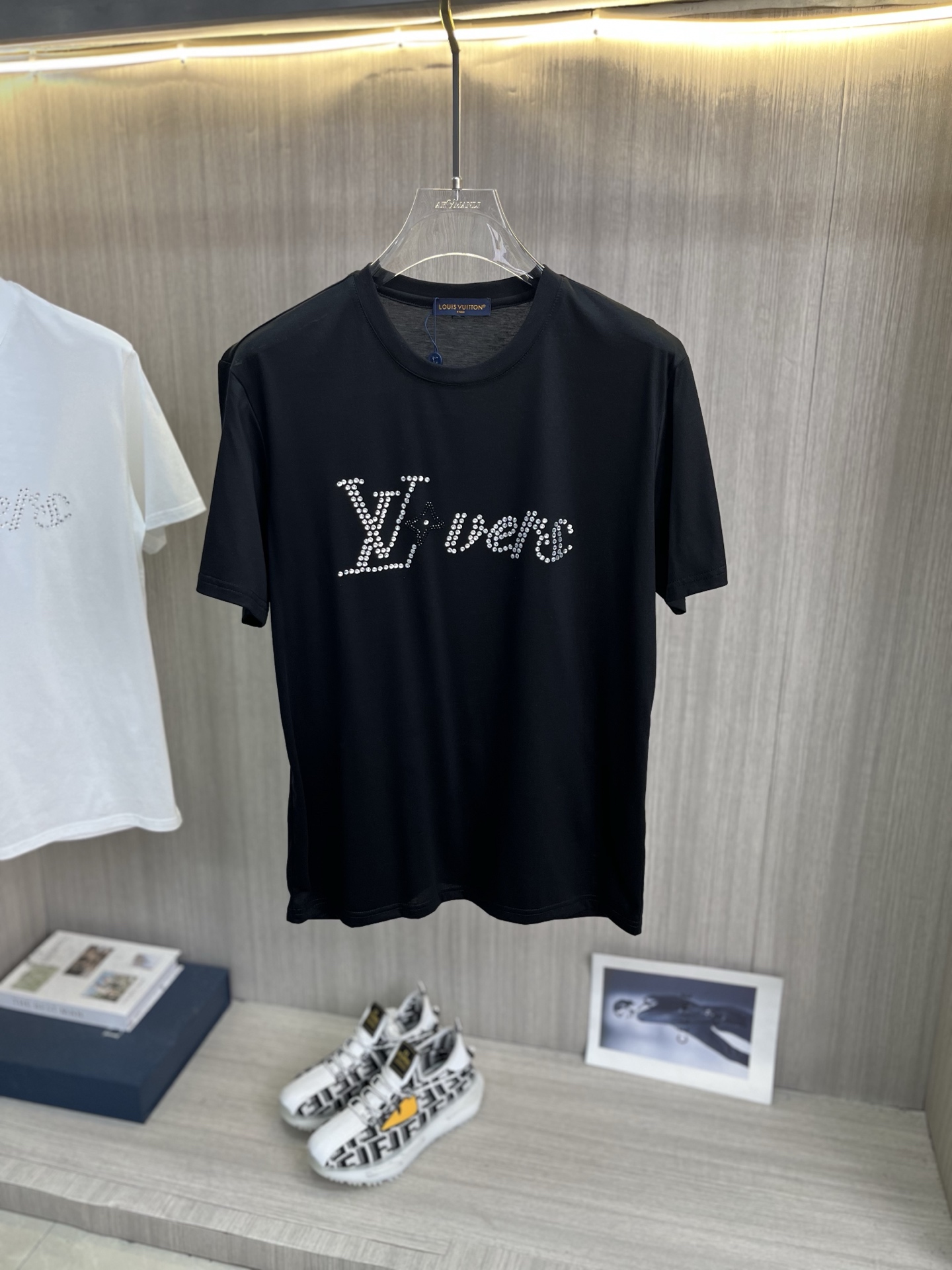 NO:931371,LV Louis Vuitton's latest 2026ss spring and summer mercerized fabric short-sleeved T-shirt is now available!  !  2026 new T-shirts. High-end special fabrics. High-end mercerized fabrics. The upper body is comfortable yet wide. Imported hot-drilling technology. Same style for men and women. Loose fit. Fine workmanship. Comfortable upper body. Super handsome upper body. Same style for men and women. Size M-5XL (can wear 220 pounds). Ships next day. Louis vuitton, louis vuitton, T-shirt, tees, t-shirt,19860909LV路易威登 2026ss春夏最新款丝光面料短袖T恤出货啦！！ 2026新款T恤 高版本专用面料 高档丝光面料 上身舒适不失挺阔 进口烫钻工艺 男女同款 宽松版型 做工走线精细 面料上身舒适 超帅上身 男女同款,码数M-5XL（可穿220斤）隔天出货,,louis vuitton,louis vuitton,T-shirt,tees，t-shirt,,Men's clothing