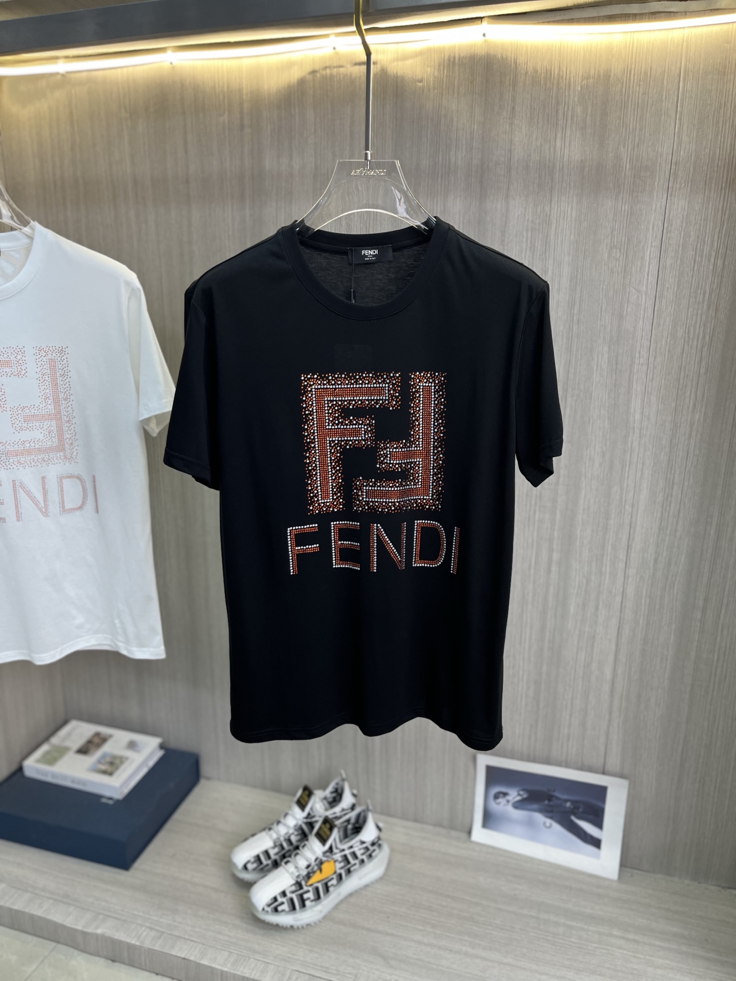 NO:931380,FENDI Fendi's latest 2026ss spring and summer mercerized fabric short-sleeved T-shirt is now available!  !  2026 new T-shirts. High-end special fabrics. High-end mercerized fabrics. The upper body is comfortable yet wide. Imported hot-drilling technology. Same style for men and women. Loose fit. Fine workmanship. The fabric is comfortable on the upper body. Super handsome upper body. Same style for men and women. Size M-5XL (can wear 220 pounds). Ships next day. Fendi, fendi, T-shirt, tees, t-shirt,19860909FENDI芬迪 2026ss春夏最新款丝光面料短袖T恤出货啦！！ 2026新款T恤 高版本专用面料 高档丝光面料 上身舒适不失挺阔 进口烫钻工艺 男女同款 宽松版型 做工走线精细 面料上身舒适 超帅上身 男女同款,码数M-5XL（可穿220斤）隔天出货,,fendi,fendi,T-shirt,tees，t-shirt,,Men's clothing
