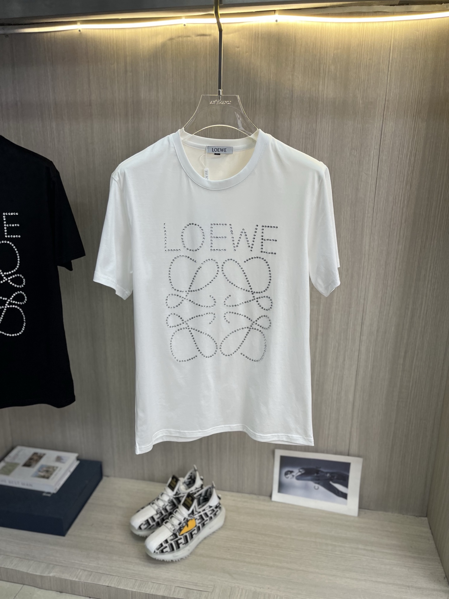 NO:931392,LOEWE's 2026ss spring and summer latest mercerized fabric short-sleeved T-shirt is now available!  !  2026 new T-shirts, high-end special fabrics, high-end mercerized fabrics, comfortable yet wide upper body, imported hot-drilling process, same style for men and women, loose fit, fine workmanship, comfortable upper body, super handsome upper body, same style for men and women, size M-5XL (can wear 220 pounds), shipped next day, loewe, loewe, T-shirt, tees, t-shirt,19860909LOEWE罗意威 2026ss春夏最新款丝光面料短袖T恤出货啦！！ 2026新款T恤 高版本专用面料 高档丝光面料 上身舒适不失挺阔 进口烫钻工艺 男女同款 宽松版型 做工走线精细 面料上身舒适 超帅上身 男女同款,码数M-5XL（可穿220斤）隔天出货,,loewe,loewe,T-shirt,tees，t-shirt,,Men's clothing