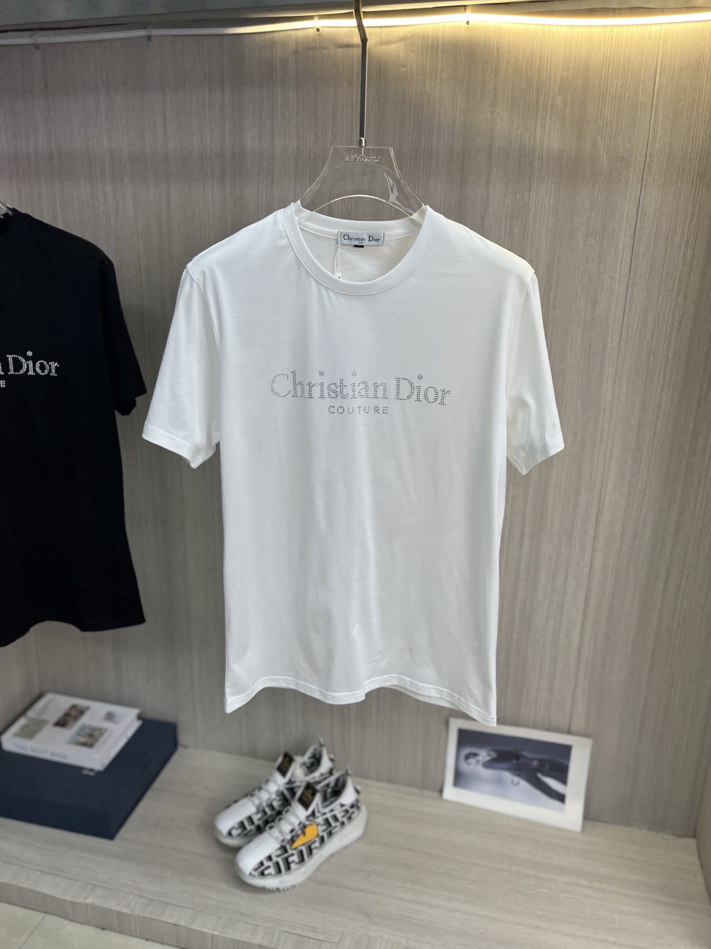 NO:931401,DIOR Dior's latest 2026ss spring and summer mercerized fabric short-sleeved T-shirt is now available!  !  2026 new T-shirts. High-end special fabrics. High-end mercerized fabrics. The upper body is comfortable yet wide. Imported hot-drilling technology. Same style for men and women. Loose fit. Fine workmanship. The fabric is comfortable on the upper body. Super handsome upper body. Same style for men and women. Size M-5XL (can wear 220 pounds). Ships next day. Dior, dior, T-shirt, tees, t-shirt,19860909DIOR迪奥 2026ss春夏最新款丝光面料短袖T恤出货啦！！ 2026新款T恤 高版本专用面料 高档丝光面料 上身舒适不失挺阔 进口烫钻工艺 男女同款 宽松版型 做工走线精细 面料上身舒适 超帅上身 男女同款,码数M-5XL（可穿220斤）隔天出货,,dior,dior,T-shirt,tees，t-shirt,,Men's clothing