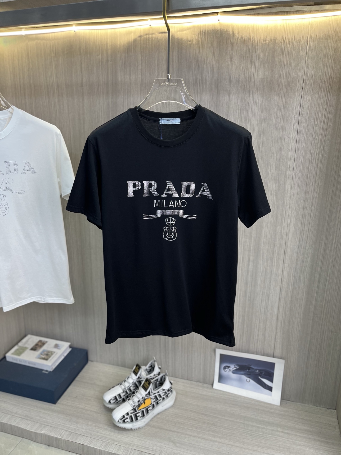 NO:931411,PRADA's latest 2026ss spring and summer mercerized fabric short-sleeved T-shirt is now available!  !  2026 new T-shirts. High-end special fabrics. High-end mercerized fabrics. The upper body is comfortable yet wide. Imported hot-drilling technology. Same style for men and women. Loose fit. Fine workmanship. The fabric is comfortable on the upper body. Super handsome upper body. Same style for men and women. Size M-5XL (can wear 220 pounds). Ships next day, prada, prada, T-shirt, tees, t-shirt,19860909PRADA普拉达 2026ss春夏最新款丝光面料短袖T恤出货啦！！ 2026新款T恤 高版本专用面料 高档丝光面料 上身舒适不失挺阔 进口烫钻工艺 男女同款 宽松版型 做工走线精细 面料上身舒适 超帅上身 男女同款,码数M-5XL（可穿220斤）隔天出货,,prada,prada,T-shirt,tees，t-shirt,,Men's clothing