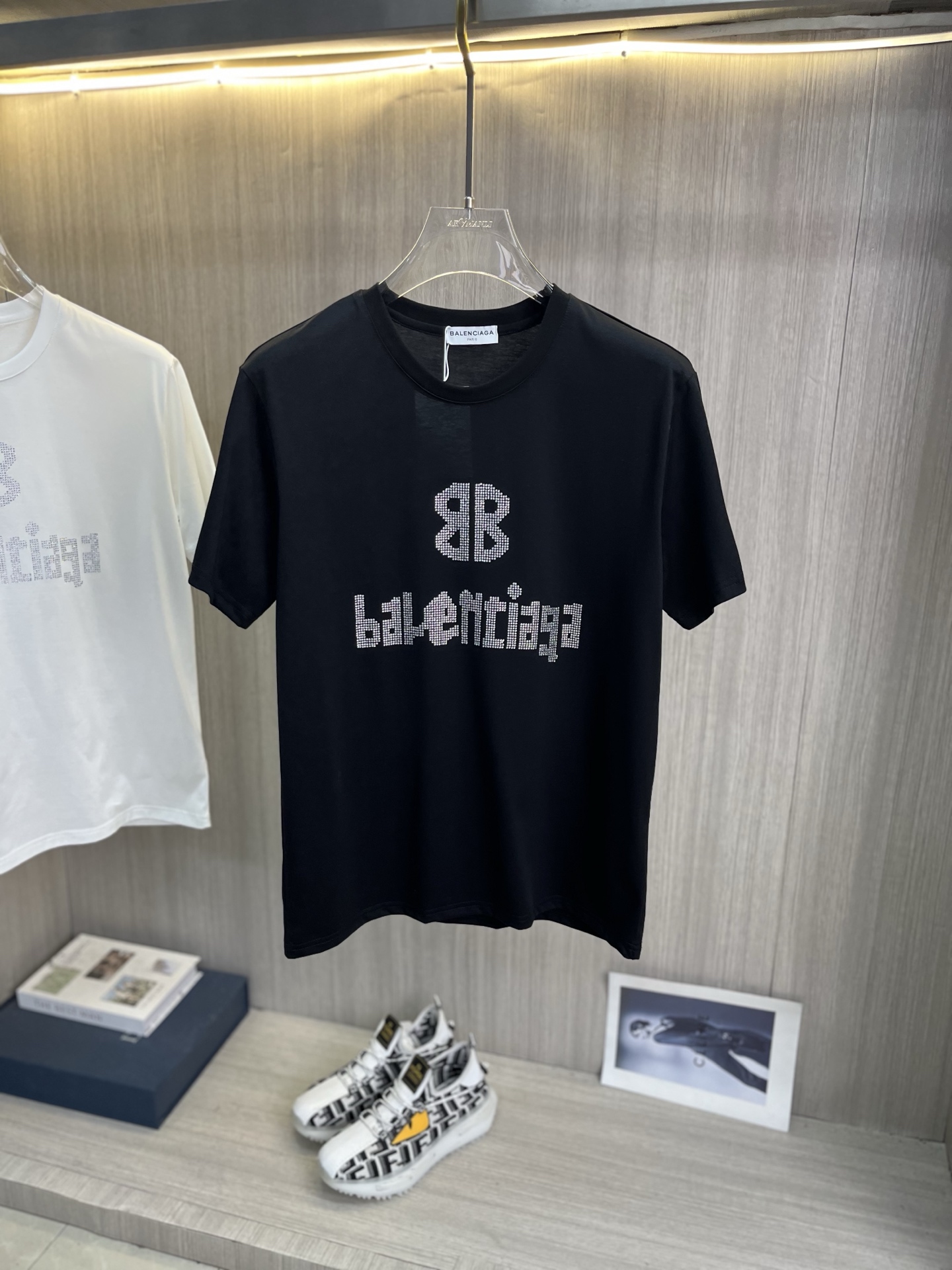 NO:931421,BALENCIAGA’s 2026ss spring and summer latest mercerized fabric short-sleeved T-shirt is now available!  !  2026 new T-shirts. High-end special fabrics. High-end mercerized fabrics. The upper body is comfortable yet wide. Imported hot-drilling technology. Same style for men and women. Loose fit. Fine workmanship. The fabric is comfortable on the upper body. Super handsome upper body. Same style for men and women. Size M-5XL (can wear 220 pounds). Ships next day. Balenciaga, balenciaga, T-shirt, tees, t-shirt,19860909BALENCIAGA巴黎世家 2026ss春夏最新款丝光面料短袖T恤出货啦！！ 2026新款T恤 高版本专用面料 高档丝光面料 上身舒适不失挺阔 进口烫钻工艺 男女同款 宽松版型 做工走线精细 面料上身舒适 超帅上身 男女同款,码数M-5XL（可穿220斤）隔天出货,,balenciaga,balenciaga,T-shirt,tees，t-shirt,,Men's clothing
