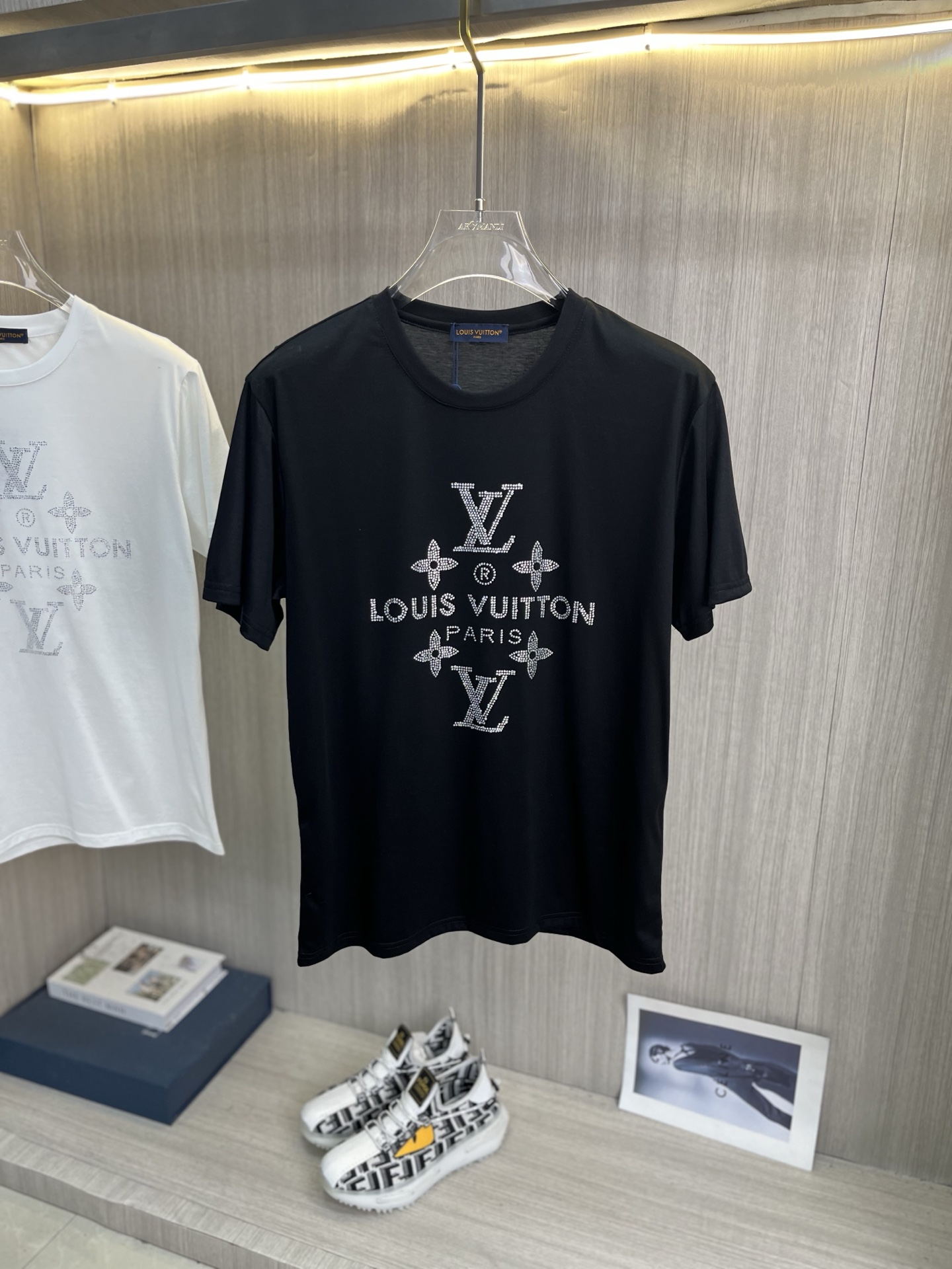NO:931432,LV Louis Vuitton's latest 2026ss spring and summer mercerized fabric short-sleeved T-shirt is now available!  !  2026 new T-shirts. High-end special fabrics. High-end mercerized fabrics. The upper body is comfortable yet wide. Imported hot-drilling technology. Same style for men and women. Loose fit. Fine workmanship. Comfortable upper body. Super handsome upper body. Same style for men and women. Size M-5XL (can wear 220 pounds). Ships next day. Louis vuitton, louis vuitton, T-shirt, tees, t-shirt,19860909LV路易威登 2026ss春夏最新款丝光面料短袖T恤出货啦！！ 2026新款T恤 高版本专用面料 高档丝光面料 上身舒适不失挺阔 进口烫钻工艺 男女同款 宽松版型 做工走线精细 面料上身舒适 超帅上身 男女同款,码数M-5XL（可穿220斤）隔天出货,,louis vuitton,louis vuitton,T-shirt,tees，t-shirt,,Men's clothing