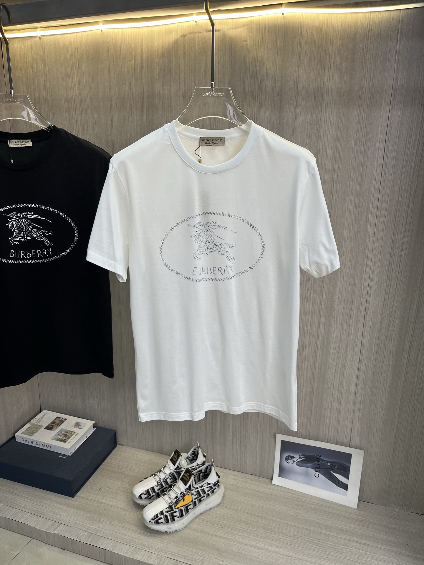 NO:931445,BURBERRY's 2026ss spring and summer latest mercerized fabric short-sleeved T-shirt is now available!  !  2026 new T-shirts. High-end special fabrics. High-end mercerized fabrics. The upper body is comfortable yet wide. Imported hot-drilling technology. Same style for men and women. Loose fit. Fine workmanship. Comfortable upper body. Super handsome upper body. Same style for men and women. Size M-5XL (can wear 220 pounds). Ships next day. Burberry, burberry, T-shirt, tees, t-shirt,19860909BURBERRY巴宝莉 2026ss春夏最新款丝光面料短袖T恤出货啦！！ 2026新款T恤 高版本专用面料 高档丝光面料 上身舒适不失挺阔 进口烫钻工艺 男女同款 宽松版型 做工走线精细 面料上身舒适 超帅上身 男女同款,码数M-5XL（可穿220斤）隔天出货,,burberry,burberry,T-shirt,tees，t-shirt,,Men's clothing