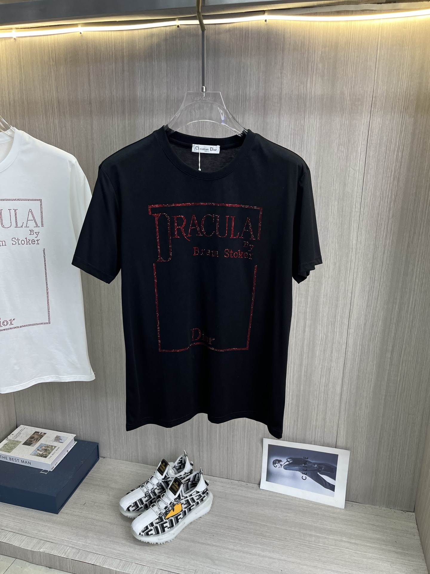 NO:931458,DIOR Dior's latest 2026ss spring and summer mercerized fabric short-sleeved T-shirt is now available!  !  2026 new T-shirts. High-end special fabrics. High-end mercerized fabrics. The upper body is comfortable yet wide. Imported hot-drilling technology. Same style for men and women. Loose fit. Fine workmanship. The fabric is comfortable on the upper body. Super handsome upper body. Same style for men and women. Size M-5XL (can wear 220 pounds). Ships next day. Dior, dior, T-shirt, tees, t-shirt,19860909DIOR迪奥 2026ss春夏最新款丝光面料短袖T恤出货啦！！ 2026新款T恤 高版本专用面料 高档丝光面料 上身舒适不失挺阔 进口烫钻工艺 男女同款 宽松版型 做工走线精细 面料上身舒适 超帅上身 男女同款,码数M-5XL（可穿220斤）隔天出货,,dior,dior,T-shirt,tees，t-shirt,,Men's clothing