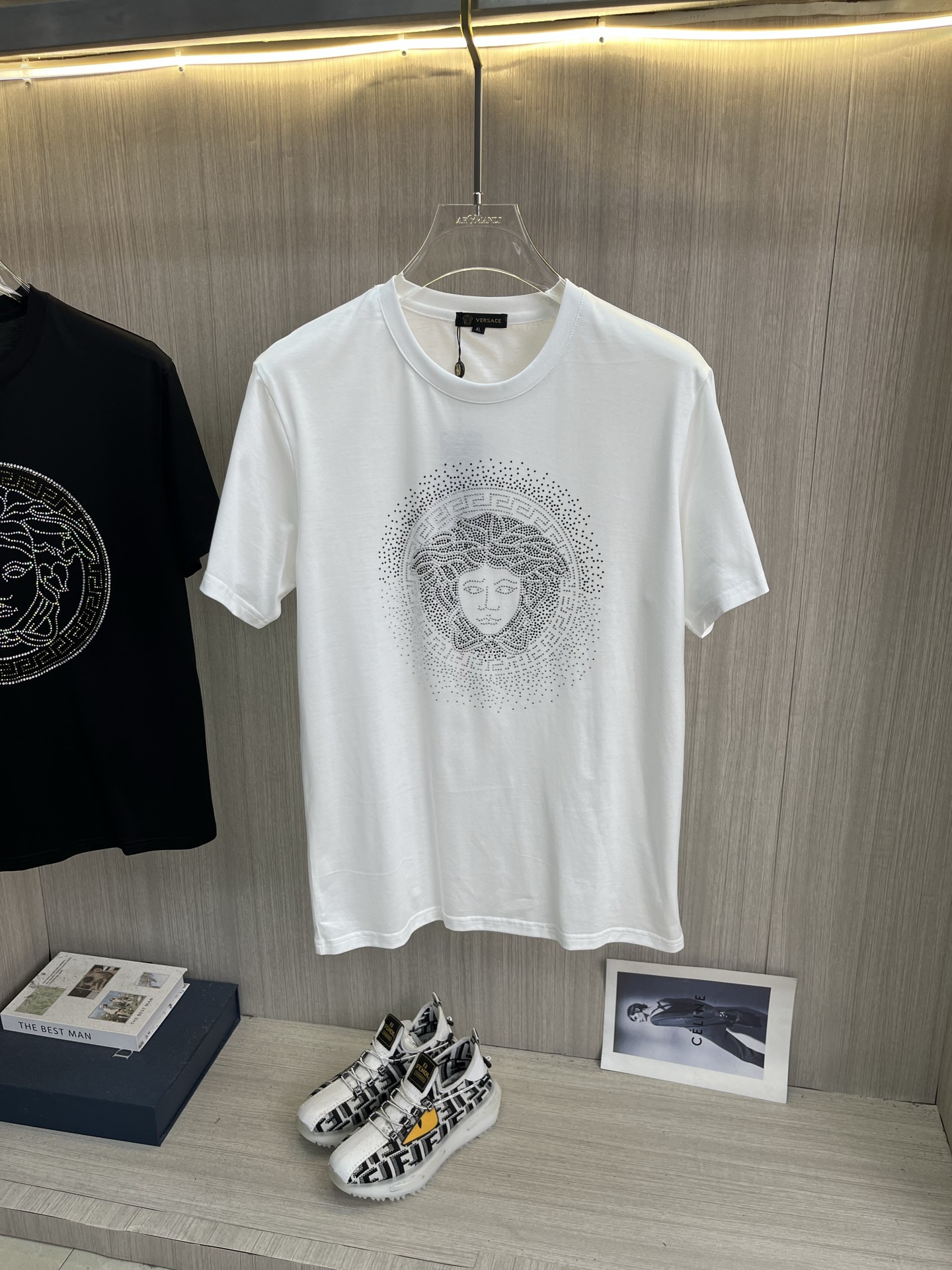 NO:931361,VERSACE Versace's latest 2026ss spring and summer mercerized fabric short-sleeved T-shirt is now available!  !  2026 new T-shirt. High-end special fabric. High-end mercerized fabric. The upper body is comfortable yet wide. Imported hot-drilling process. Same style for men and women. Loose fit. Fine workmanship. The fabric is comfortable on the upper body. Super handsome upper body. Same style for men and women. Size M-5XL (can wear 220 pounds). Ships next day. Versace, versace, T-shirt, tees, t-shirt,19860909VERSACE范思哲 2026ss春夏最新款丝光面料短袖T恤出货啦！！ 2026新款T恤 高版本专用面料 高档丝光面料 上身舒适不失挺阔 进口烫钻工艺 男女同款 宽松版型 做工走线精细 面料上身舒适 超帅上身 男女同款,码数M-5XL（可穿220斤）隔天出货,,versace,versace,T-shirt,tees，t-shirt,,Men's clothing