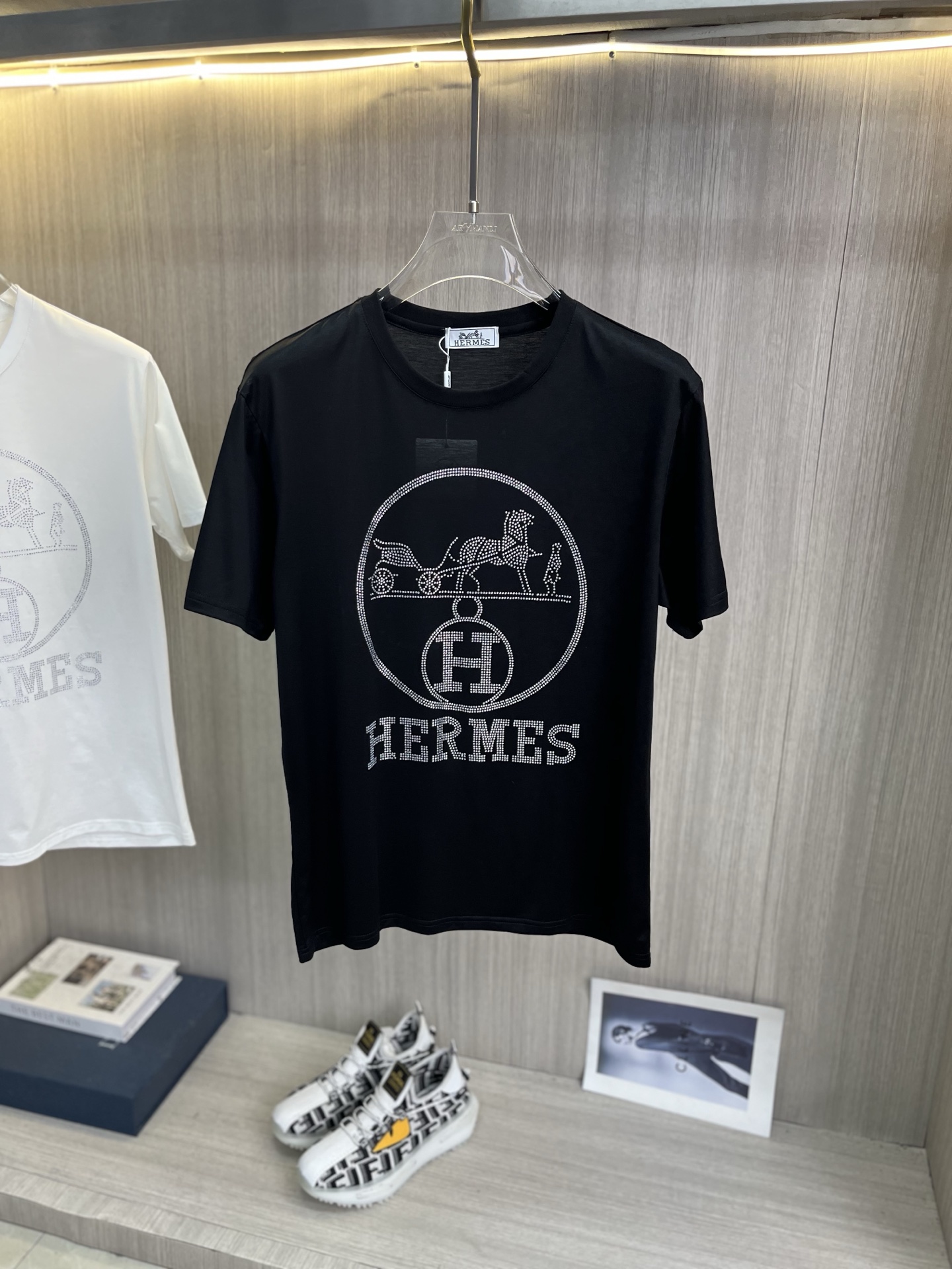 NO:931372,HERMES 2026ss spring and summer latest mercerized fabric short-sleeved T-shirt is now available!  !  2026 new T-shirts. High-end special fabrics. High-end mercerized fabrics. The upper body is comfortable yet wide. Imported hot-drilling technology. Same style for men and women. Loose fit. Fine workmanship. The fabric is comfortable on the upper body. Super handsome upper body. Same style for men and women. Size M-5XL (can wear 220 pounds). Ships next day. Hermes, hermes, T-shirt, tees, t-shirt,19860909HERMES爱马仕 2026ss春夏最新款丝光面料短袖T恤出货啦！！ 2026新款T恤 高版本专用面料 高档丝光面料 上身舒适不失挺阔 进口烫钻工艺 男女同款 宽松版型 做工走线精细 面料上身舒适 超帅上身 男女同款,码数M-5XL（可穿220斤）隔天出货,,hermes,hermes,T-shirt,tees，t-shirt,,Men's clothing