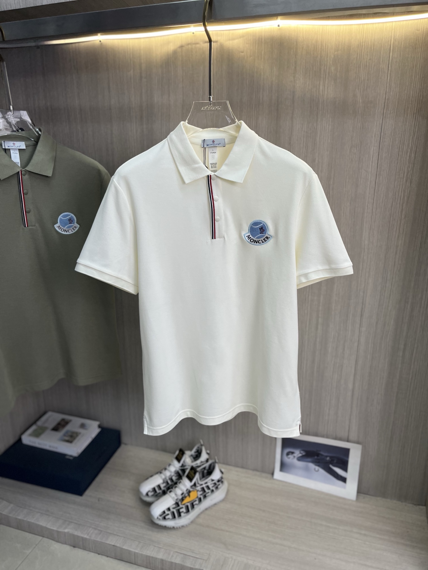 NO:846983,MONCLER Men's 2026 spring and summer new short-sleeved lapel polo shirt, men's elegant and stylish first choice in autumn and winter, long-sleeved lapel high-end simple series of polo shirts that can be worn all year round!  The upper body is crisp and stylish, and it doesn’t look out of place when worn alone!  Size M-3XL, next day shipping, Moncler, T-shirt,19860909MONCLER蒙口 男款2026春夏新款短袖翻领Polo衫,男人秋冬季优雅高大尚首选单品长袖翻领,可以穿一整年的polo衫高端简约系列 ！上身挺括有型,单穿内搭毫无违和感！码数Ｍ-3XL,隔天出货,,Moncler,T-shirt,,Men's clothing