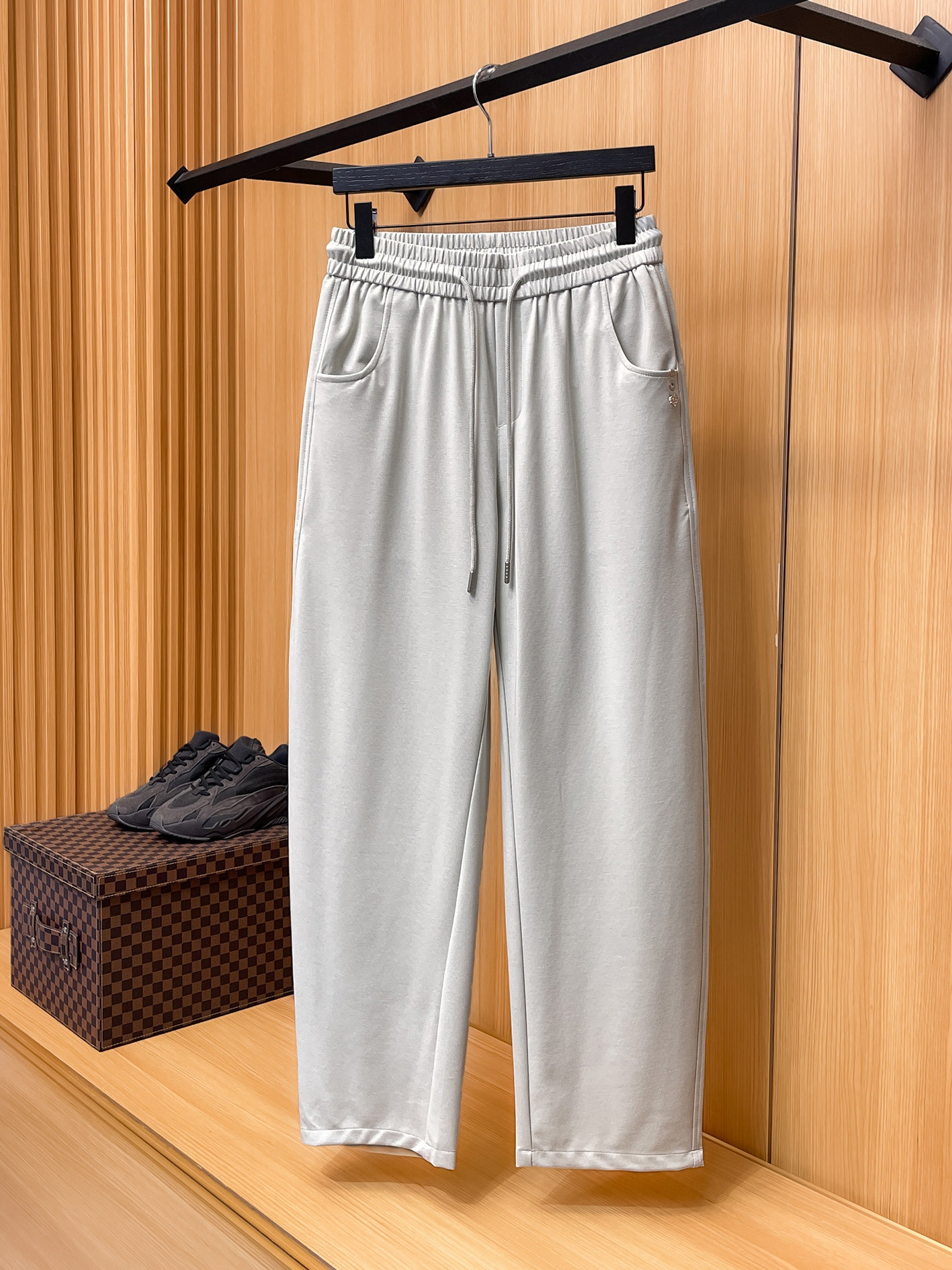 NO:877038,LP Nuo You Pian Ya 26ss summer new men's casual workwear casual trousers, American retro [three standards complete] advanced customized summer special technical breathable fabric, high breathability and comfort, impeccable details, customized development of accessories, what you see is what you get, reflecting high quality. It feels delicate and soft!  Three-dimensional cutting, simple and fashionable, and the upper body shape is awesome!  Size M-3XL (shipped next day), loro piana,19860909LP诺悠翩雅 26ss夏季新款男士休闲工装休闲裤长裤 美式复古【三标齐全】高级定制夏季专用科技透气面料 透气舒适度高,细节无可挑剔,辅料定制开发,所见即所得,体现高品质.手感细腻柔软！立体裁剪,简单时尚,上身版型超赞！码数M-3XL（隔天出货）,,loro piana,,Men's clothing