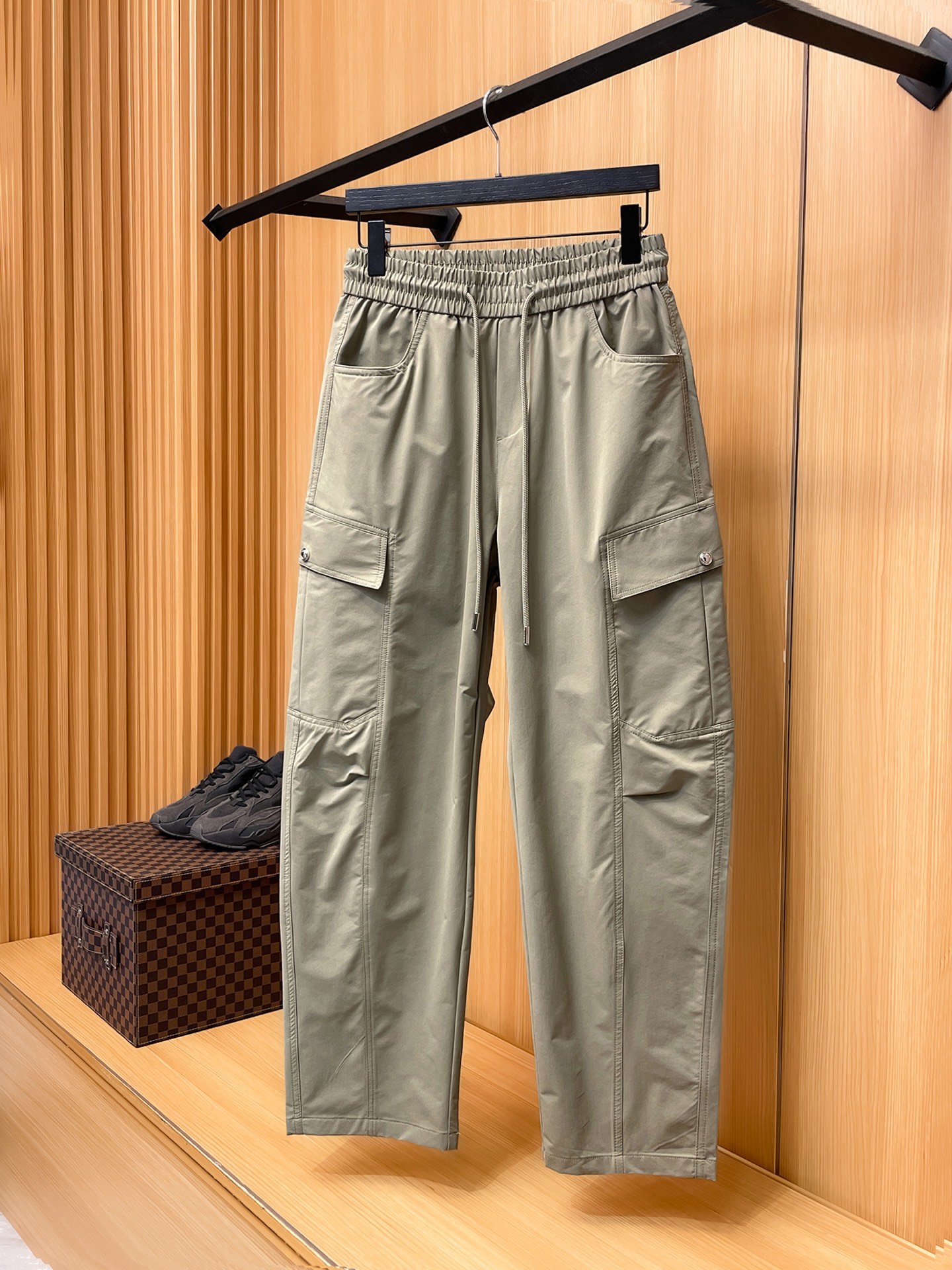 NO:877044,LV Louis Vuitton 26ss summer new men's casual workwear casual trousers, American retro [three standards complete] advanced custom summer-specific technical breathable fabric, high breathability and comfort, impeccable details, custom development of accessories, what you see is what you get, reflecting high quality. It feels delicate and soft!  Three-dimensional cutting, simple and fashionable, and the upper body shape is awesome!  Size M-3XL (shipped next day),,louis vuitton,louis vuitton,19860909LV路易威登 26ss夏季新款男士休闲工装休闲裤长裤 美式复古【三标齐全】高级定制夏季专用科技透气面料 透气舒适度高,细节无可挑剔,辅料定制开发,所见即所得,体现高品质.手感细腻柔软！立体裁剪,简单时尚,上身版型超赞！码数M-3XL（隔天出货）,,louis vuitton,louis vuitton,,Men's clothing