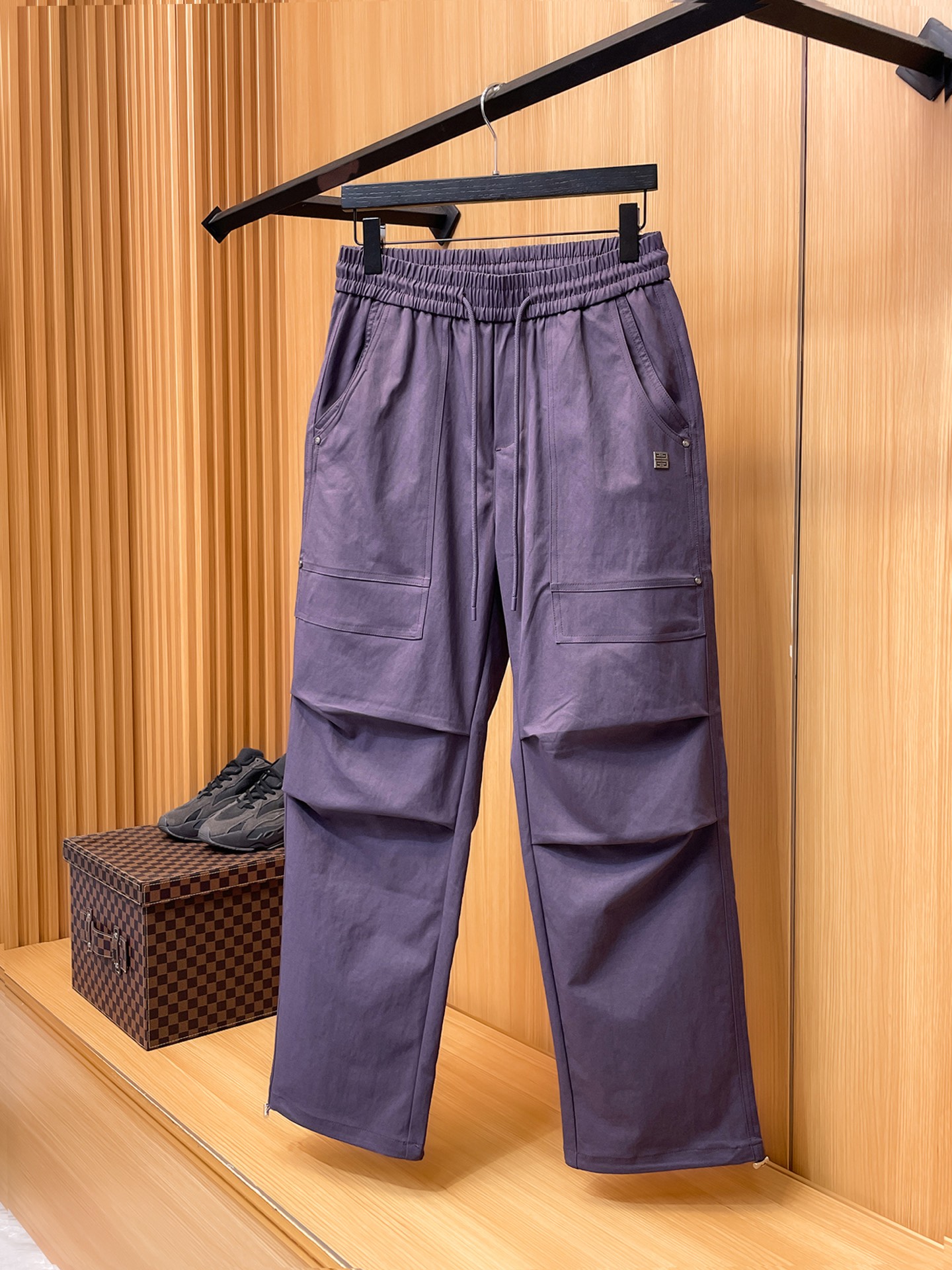 NO:877011,GIVENCHY Givenchy 26ss new summer men's casual workwear casual trousers, American retro [three standards complete] advanced custom summer-specific technical breathable fabric, high breathability and comfort, impeccable details, customized development of accessories, what you see is what you get, reflecting high quality. It feels delicate and soft!  Three-dimensional cutting, simple and fashionable, and the upper body shape is awesome!  Size M-4XL (shipped next day),,givenchy,givenchy,19860909GIVENCHY纪梵希 26ss夏季新款男士休闲工装休闲裤长裤 美式复古【三标齐全】高级定制夏季专用科技透气面料 透气舒适度高,细节无可挑剔,辅料定制开发,所见即所得,体现高品质.手感细腻柔软！立体裁剪,简单时尚,上身版型超赞！码数M-4XL（隔天出货）,,givenchy,givenchy,,Men's clothing