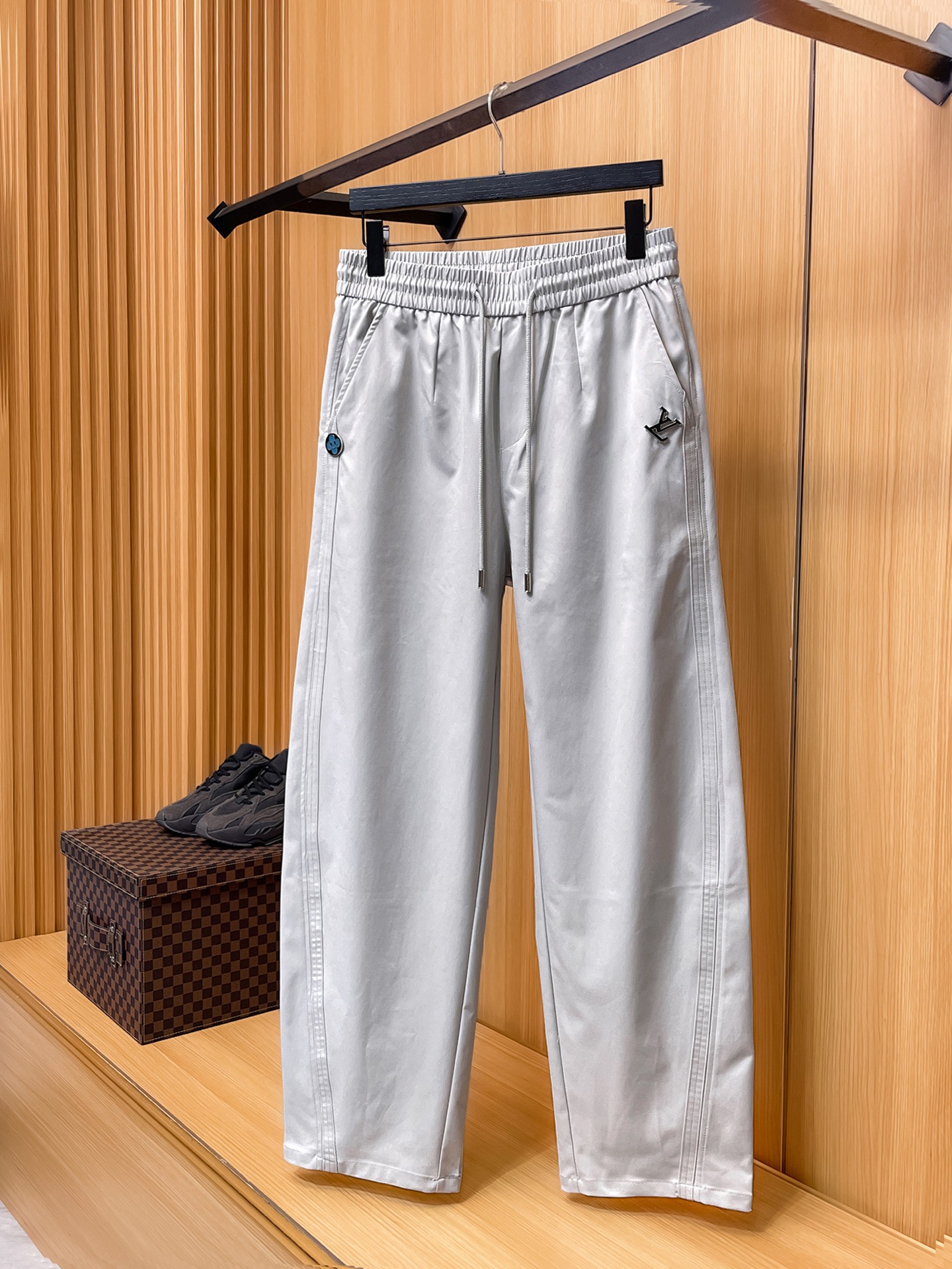 NO:877018,LV Louis Vuitton 26ss summer new men's casual workwear casual trousers, American retro [three standards complete] advanced custom summer-specific technical breathable fabric, high breathability and comfort, impeccable details, custom development of accessories, what you see is what you get, reflecting high quality. It feels delicate and soft!  Three-dimensional cutting, simple and fashionable, and the upper body shape is awesome!  Size M-4XL (shipped next day),,louis vuitton,louis vuitton,19860909LV路易威登 26ss夏季新款男士休闲工装休闲裤长裤 美式复古【三标齐全】高级定制夏季专用科技透气面料 透气舒适度高,细节无可挑剔,辅料定制开发,所见即所得,体现高品质.手感细腻柔软！立体裁剪,简单时尚,上身版型超赞！码数M-4XL（隔天出货）,,louis vuitton,louis vuitton,,Men's clothing