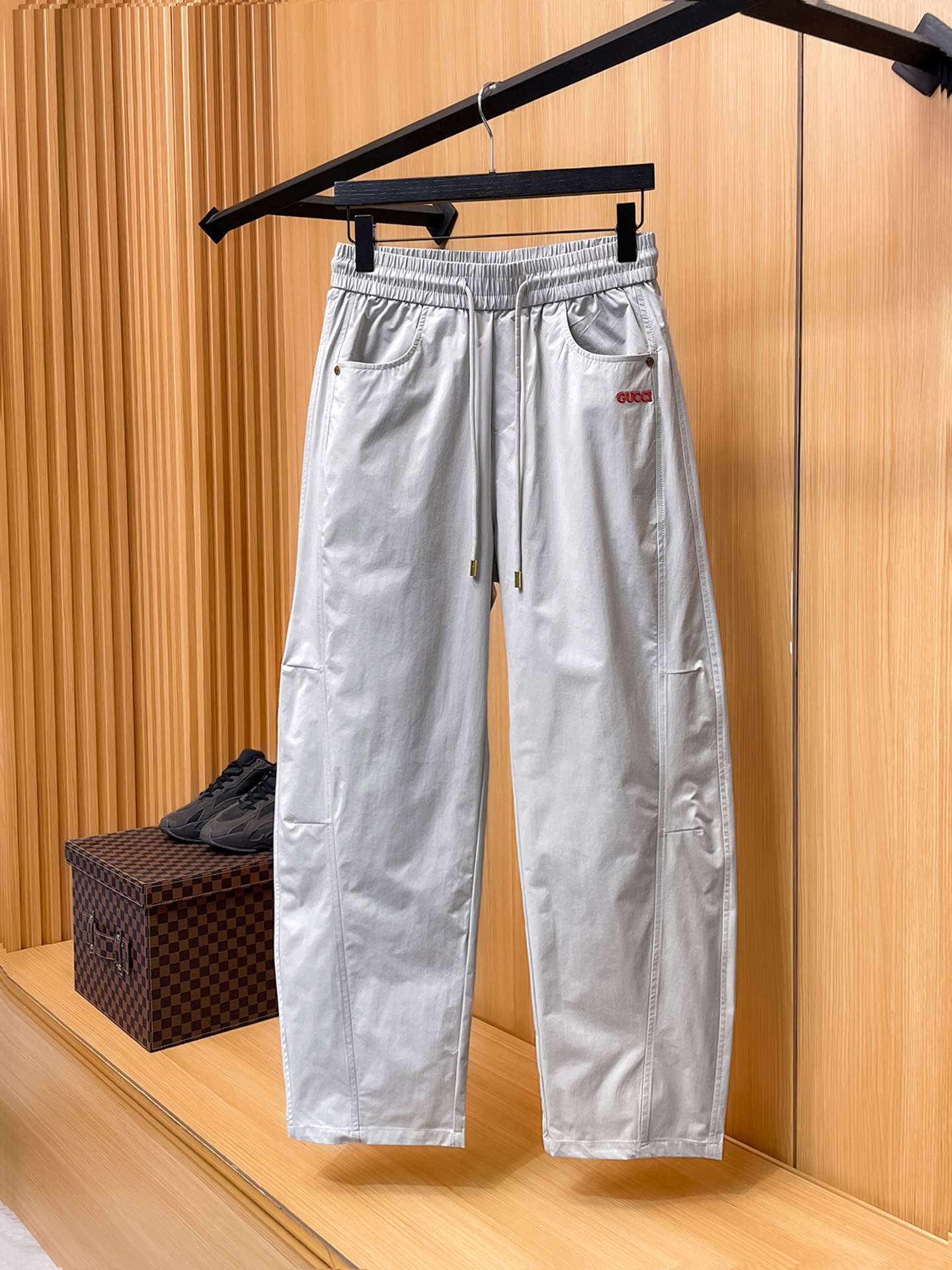 NO:910671,GUCCI Gucci 26ss new summer men's casual workwear casual trousers, American retro [three standards complete] advanced customized summer-specific technical breathable fabric, high breathability and comfort, impeccable details, customized development of accessories, what you see is what you get, reflecting high quality. It feels delicate and soft!  Three-dimensional cutting, simple and fashionable, and the upper body shape is awesome!  Size M-4XL (shipped next day),,gucci,19860909GUCCI古奇 26ss夏季新款男士休闲工装休闲裤长裤 美式复古【三标齐全】高级定制夏季专用科技透气面料 透气舒适度高,细节无可挑剔,辅料定制开发,所见即所得,体现高品质.手感细腻柔软！立体裁剪,简单时尚,上身版型超赞！码数M-4XL（隔天出货）,,gucci,,Men's clothing