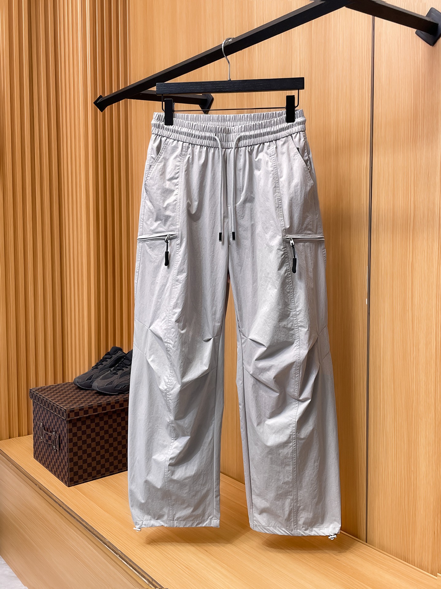 NO:877026,BURBERRY 26ss summer new men's casual workwear casual pants, American retro [three standards complete] advanced custom-made summer-specific technical breathable fabrics with high breathability and comfort, impeccable details, customized development of accessories, what you see is what you get, reflecting high quality. It feels delicate and soft!  Three-dimensional cutting, simple and fashionable, and the upper body shape is awesome!  Size M-3XL (shipped next day),,burberry,burberry,19860909BURBERRY巴宝莉 26ss夏季新款男士休闲工装休闲裤长裤 美式复古【三标齐全】高级定制夏季专用科技透气面料 透气舒适度高,细节无可挑剔,辅料定制开发,所见即所得,体现高品质.手感细腻柔软！立体裁剪,简单时尚,上身版型超赞！码数M-3XL（隔天出货）,,burberry,burberry,,Men's clothing