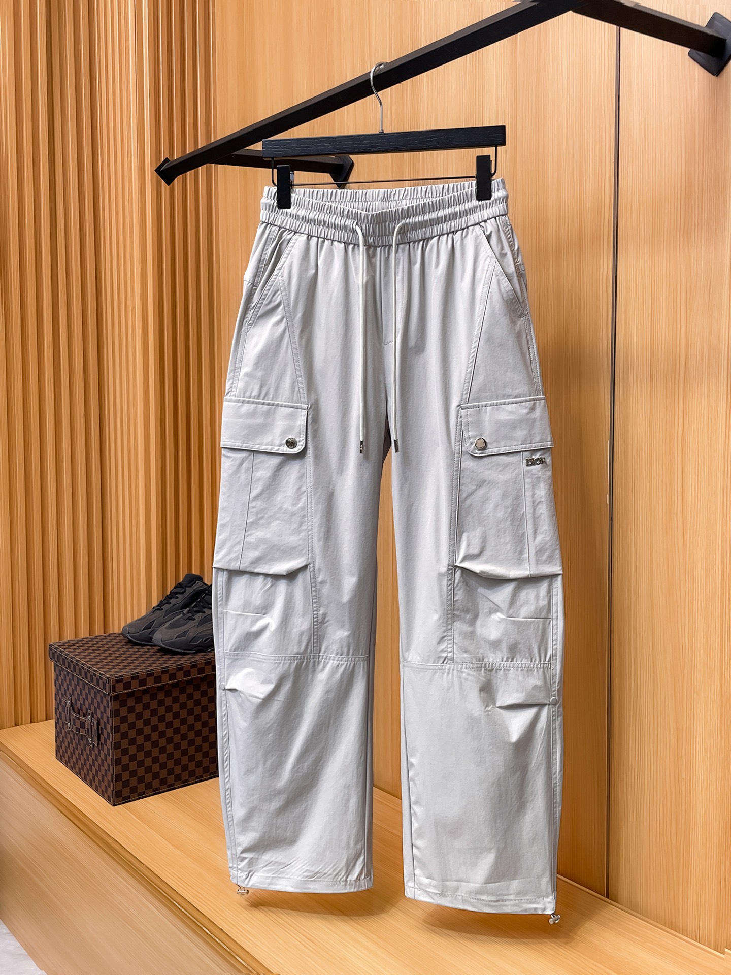 NO:877032,DIOR Dior 26ss summer new men's casual workwear casual trousers, American retro [three standards complete] advanced customized summer-specific technical breathable fabric, high breathability and comfort, impeccable details, customized development of accessories, what you see is what you get, reflecting high quality. It feels delicate and soft!  Three-dimensional cutting, simple and fashionable, and the upper body shape is awesome!  Size M-3XL (shipped next day),,dior,dior,19860909DIOR迪奥 26ss夏季新款男士休闲工装休闲裤长裤 美式复古【三标齐全】高级定制夏季专用科技透气面料 透气舒适度高,细节无可挑剔,辅料定制开发,所见即所得,体现高品质.手感细腻柔软！立体裁剪,简单时尚,上身版型超赞！码数M-3XL（隔天出货）,,dior,dior,,Men's clothing