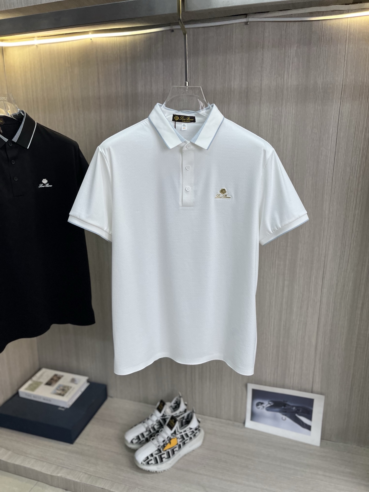 NO:846986,LP Nuoyoupanya men's 2026 spring and summer new short-sleeved lapel polo shirt, men's elegant and stylish first choice in autumn and winter, long-sleeved lapel, a high-end simple series of polo shirts that can be worn all year round!  The upper body is crisp and stylish, and it doesn’t look out of place when worn alone!  Size M-3XL, next day shipping, loro piana, T-shirt,19860909LP诺悠翩雅 男款2026春夏新款短袖翻领Polo衫,男人秋冬季优雅高大尚首选单品长袖翻领,可以穿一整年的polo衫高端简约系列 ！上身挺括有型,单穿内搭毫无违和感！码数Ｍ-3XL,隔天出货,,loro piana,T-shirt,,Men's clothing