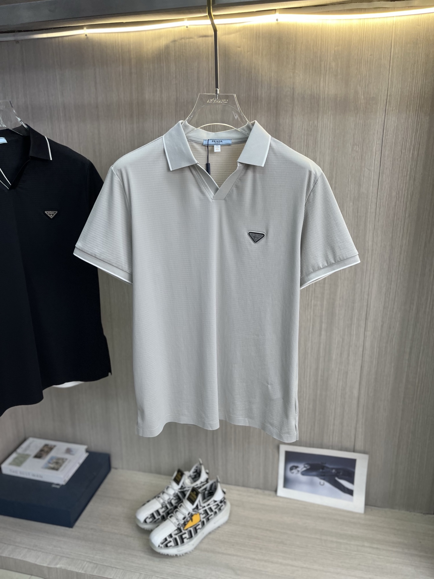NO:846989,PRADA Men's 2026 spring and summer new short-sleeved lapel polo shirt, men's elegant and stylish first choice in autumn and winter long-sleeved lapel, high-end simple series of polo shirts that can be worn all year round!  The upper body is crisp and stylish, and it doesn’t look out of place when worn alone!  Size M-3XL, next day shipping, prada, prada, T-shirt,19860909PRADA普拉达 男款2026春夏新款短袖翻领Polo衫,男人秋冬季优雅高大尚首选单品长袖翻领,可以穿一整年的polo衫高端简约系列 ！上身挺括有型,单穿内搭毫无违和感！码数Ｍ-3XL,隔天出货,,prada,prada,T-shirt,,Men's clothing