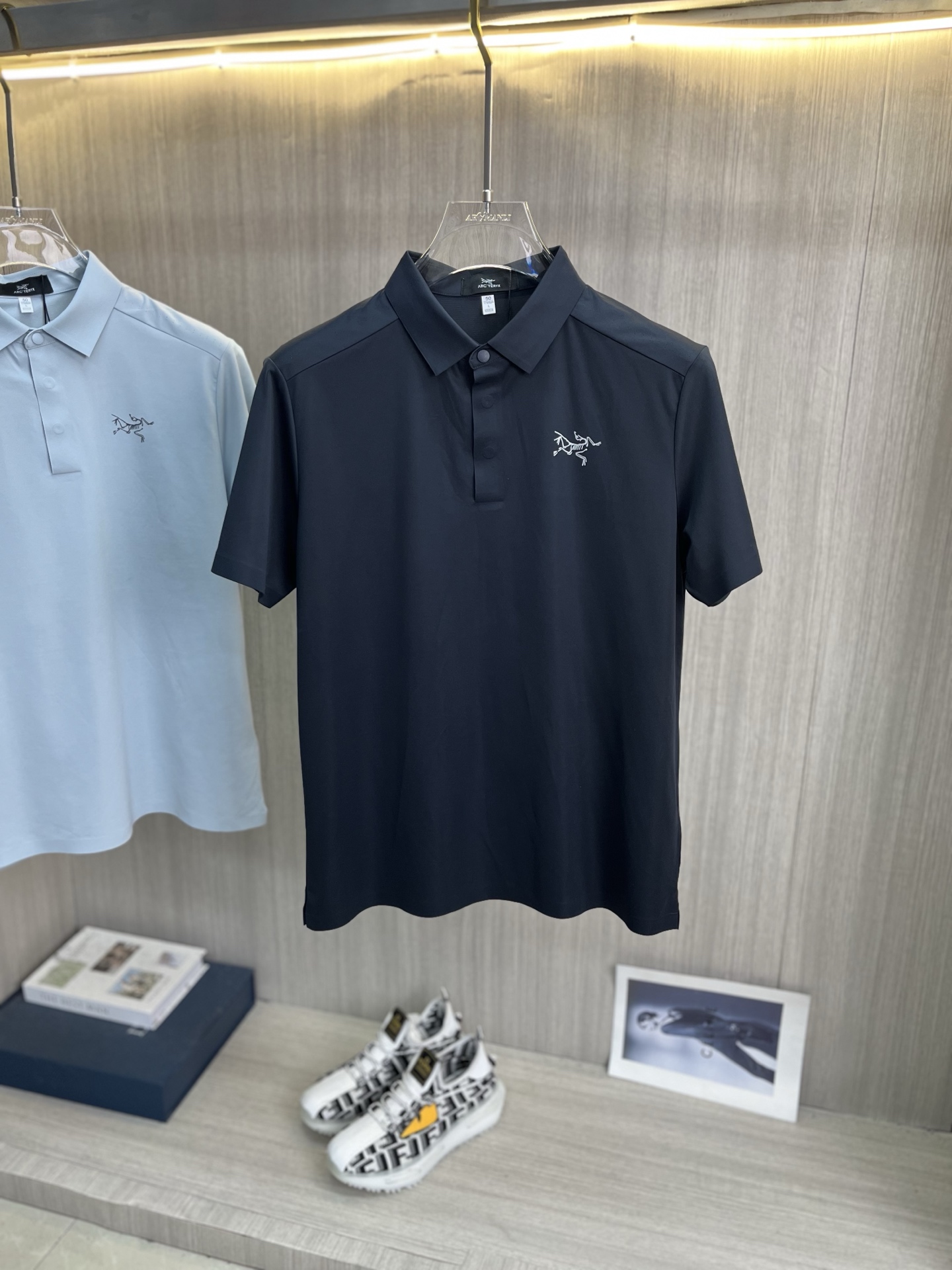 NO:846992,ARCTERYX Men's 2026 Spring and Summer New Short-Sleeved Lapel Polo Shirt, men's elegant and stylish first choice in autumn and winter, long-sleeved lapel, a high-end simple series of polo shirts that can be worn all year round!  The upper body is crisp and stylish, and it doesn’t look out of place when worn alone!  Size M-3XL, next day shipping, arc'teryx, T-shirt,19860909ARCTERYX始祖鸟 男款2026春夏新款短袖翻领Polo衫,男人秋冬季优雅高大尚首选单品长袖翻领,可以穿一整年的polo衫高端简约系列 ！上身挺括有型,单穿内搭毫无违和感！码数Ｍ-3XL,隔天出货,arc'teryx,T-shirt,,Men's clothing