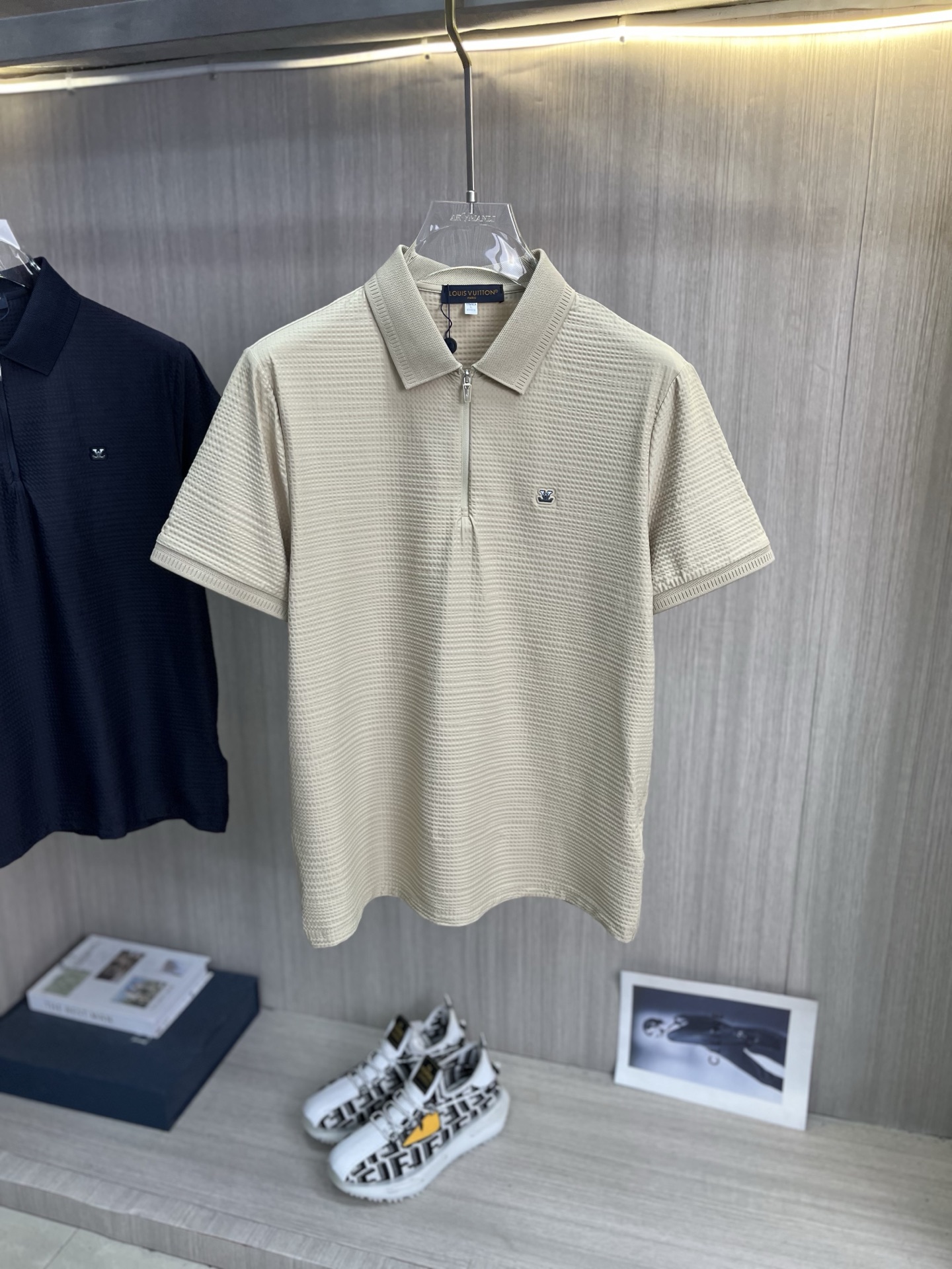 NO:846996,LV Louis Vuitton men's 2026 spring and summer new short-sleeved lapel polo shirt, men's elegant and stylish first choice in autumn and winter, long-sleeved lapel, high-end simple series of polo shirts that can be worn all year round!  The upper body is crisp and stylish, and it doesn’t look out of place when worn alone!  Size M-3XL, next day shipping, louis vuitton, louis vuitton, T-shirt,19860909LV路易威登 男款2026春夏新款短袖翻领Polo衫,男人秋冬季优雅高大尚首选单品长袖翻领,可以穿一整年的polo衫高端简约系列 ！上身挺括有型,单穿内搭毫无违和感！码数Ｍ-3XL,隔天出货,,louis vuitton,louis vuitton,T-shirt,,Men's clothing