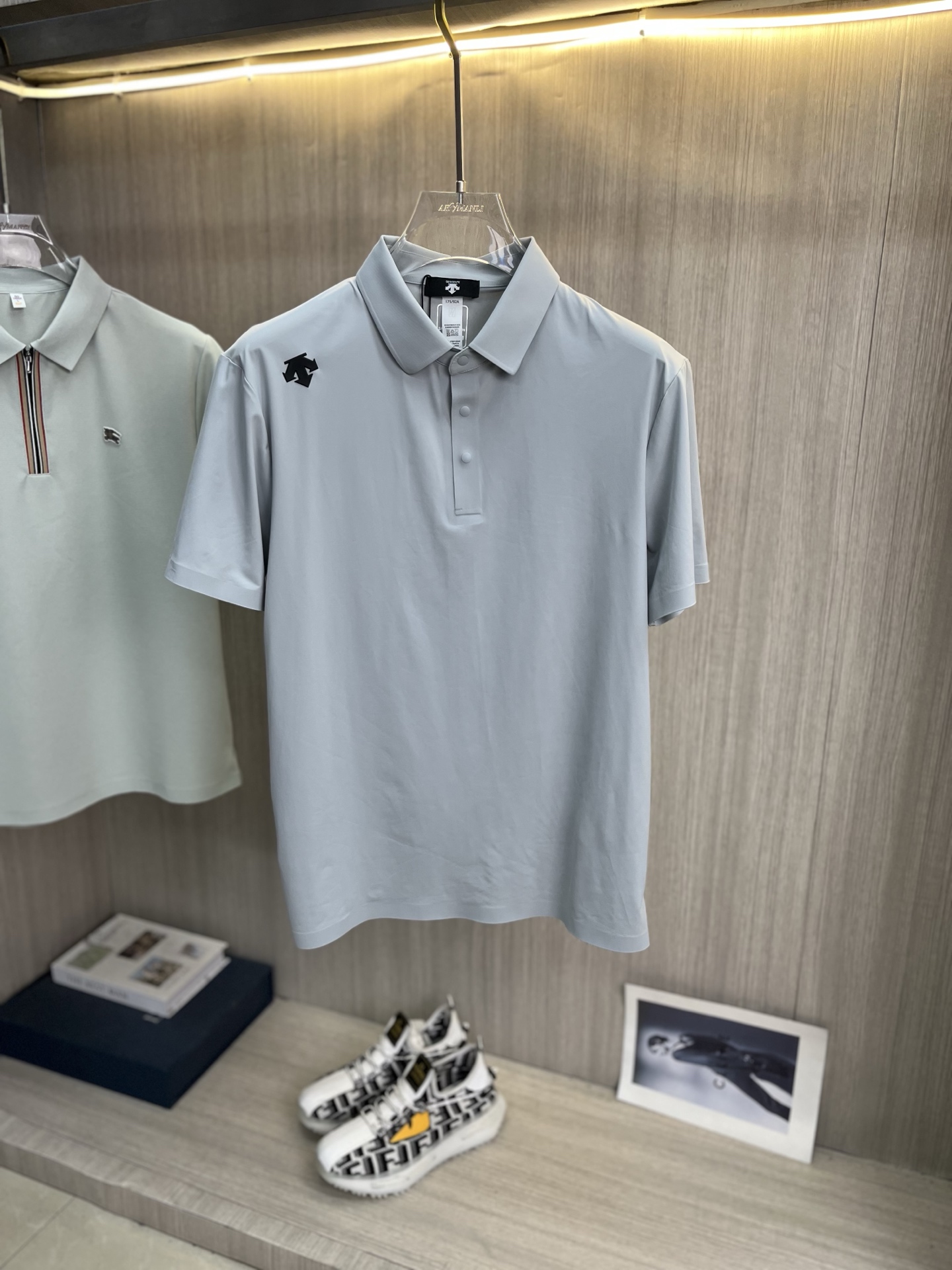 NO:846998,DESCENTE men's 2026 spring and summer new short-sleeved lapel polo shirt, men's elegant and stylish first choice in autumn and winter long-sleeved lapel, high-end simple series of polo shirts that can be worn all year round!  The upper body is crisp and stylish, and it doesn’t look out of place when worn alone!  Size M-3XL, next day shipping, T-shirt,19860909DESCENTE迪桑特 男款2026春夏新款短袖翻领Polo衫,男人秋冬季优雅高大尚首选单品长袖翻领,可以穿一整年的polo衫高端简约系列 ！上身挺括有型,单穿内搭毫无违和感！码数Ｍ-3XL,隔天出货,,T-shirt,,Men's clothing